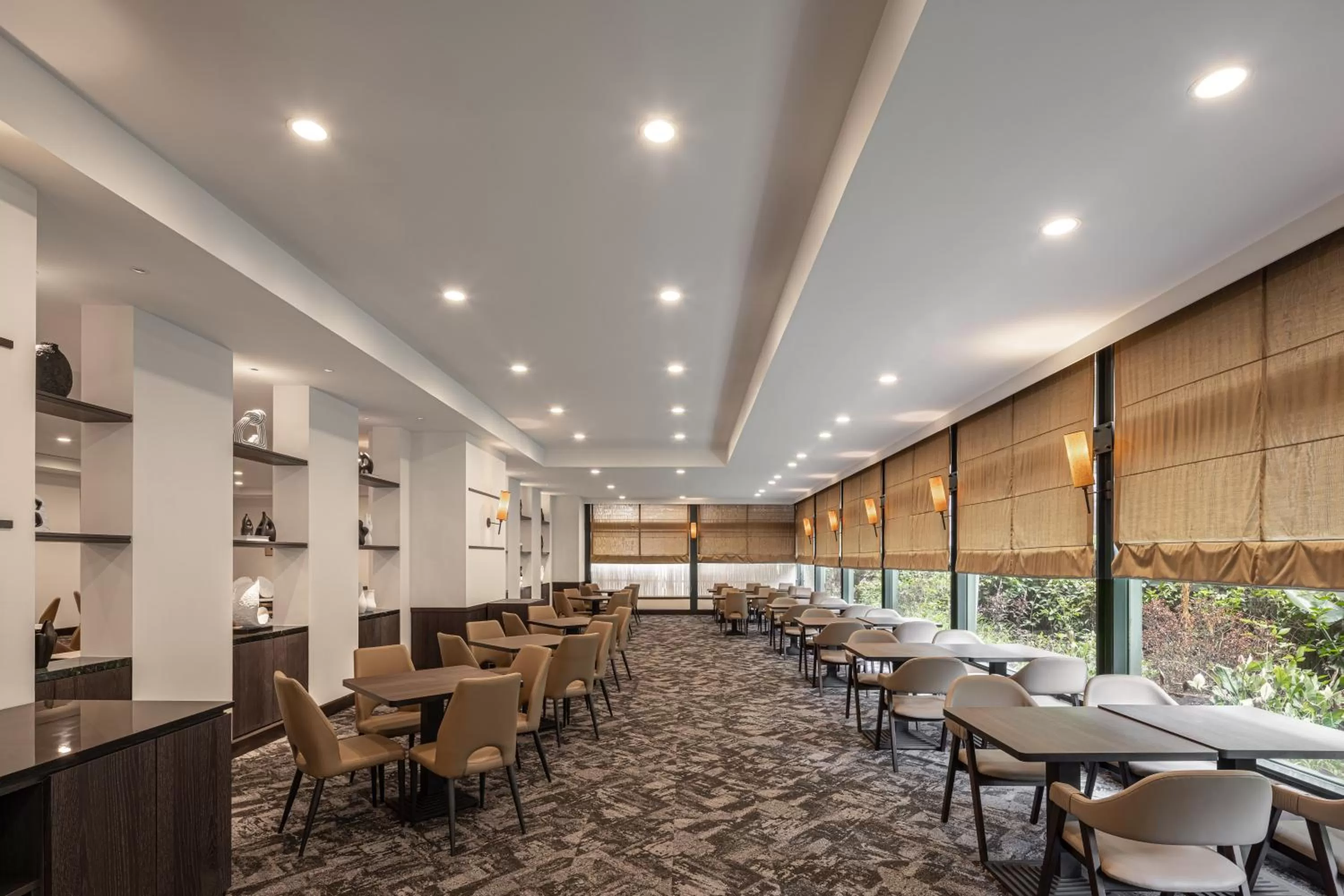 Restaurant/places to eat in Lakeshore Hotel Metropolis