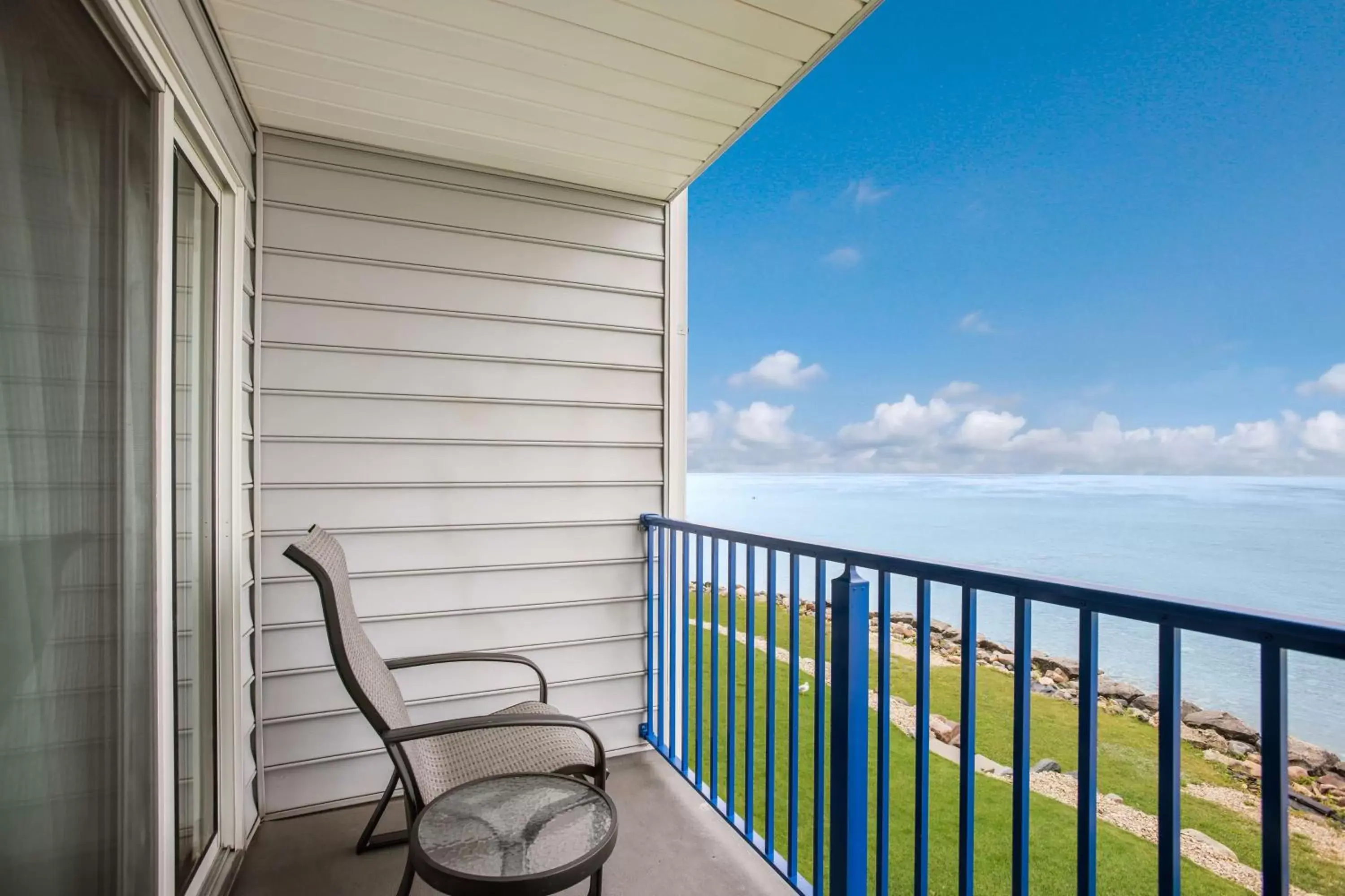 Bedroom, Balcony/Terrace in Best Western Harbour Pointe Lakefront