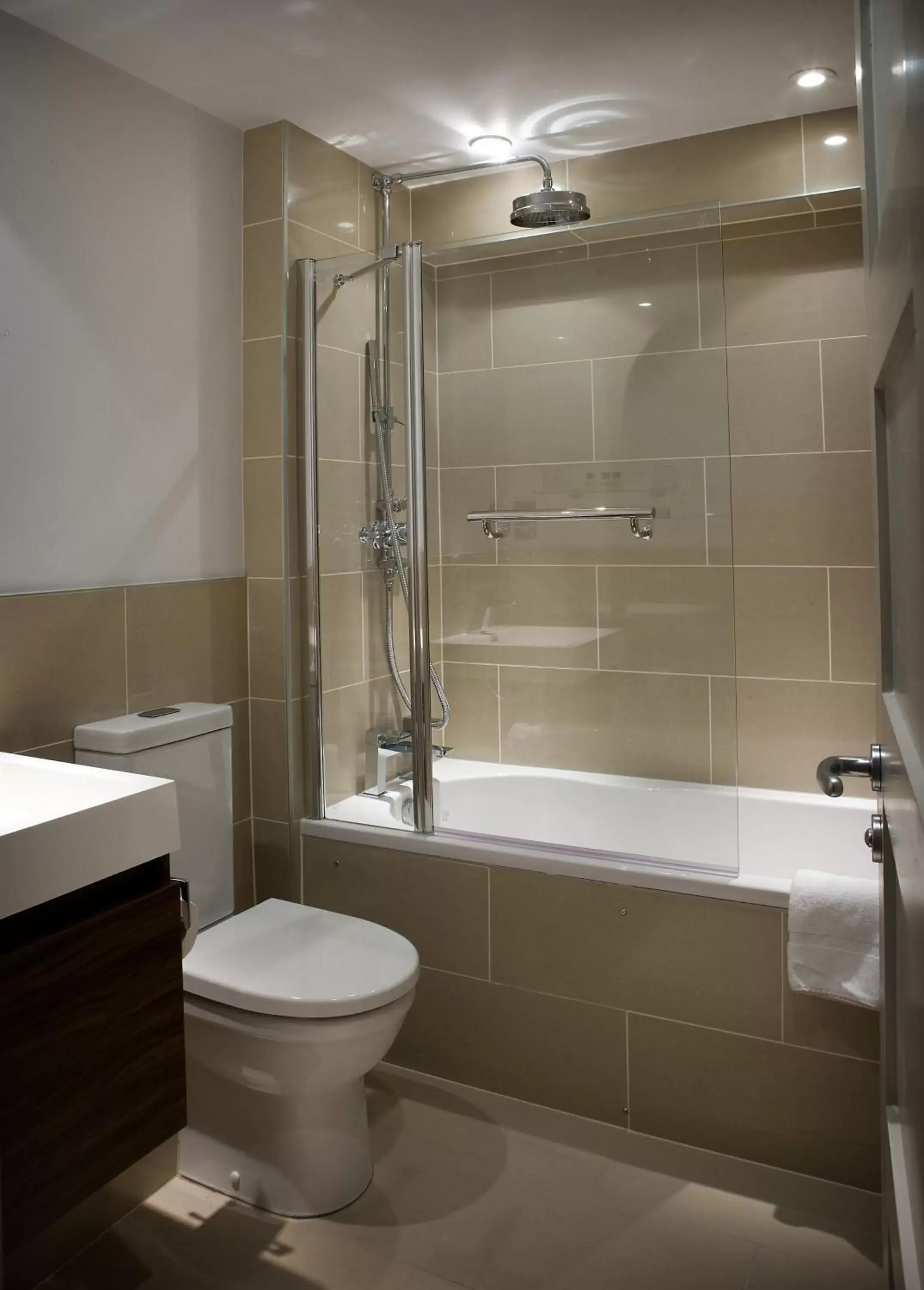 Bathroom in Castle Hotel & Apartments