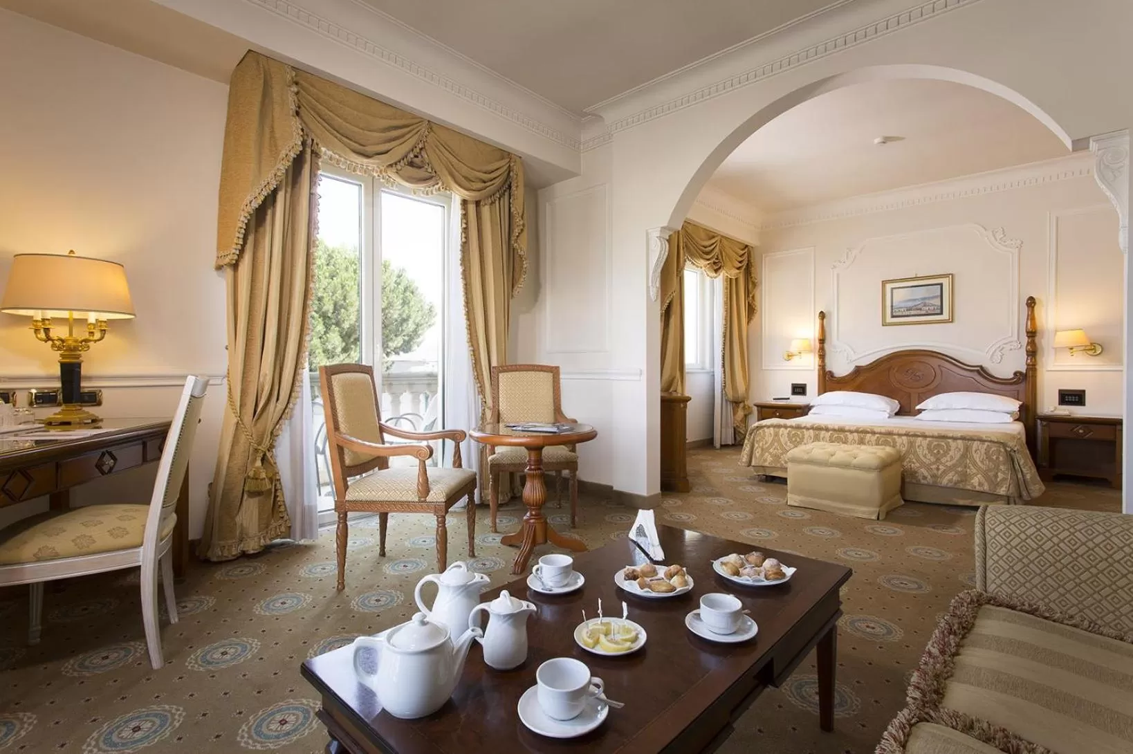 Coffee/tea facilities, Bed in Grand Hotel Vanvitelli