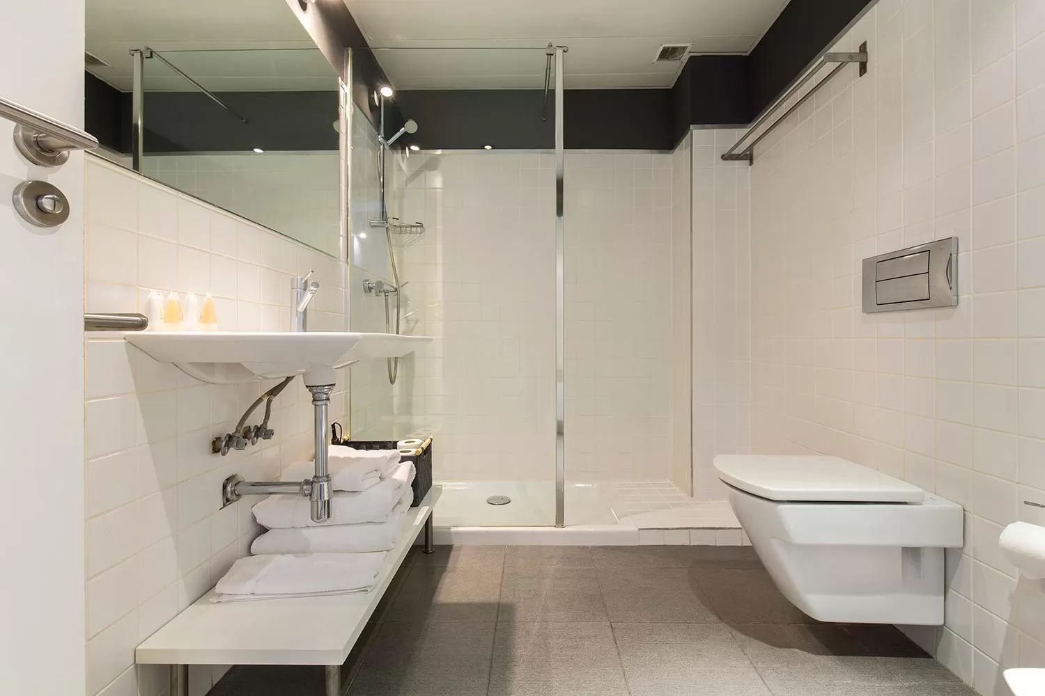 Bathroom in tuGuest Elvira Suites