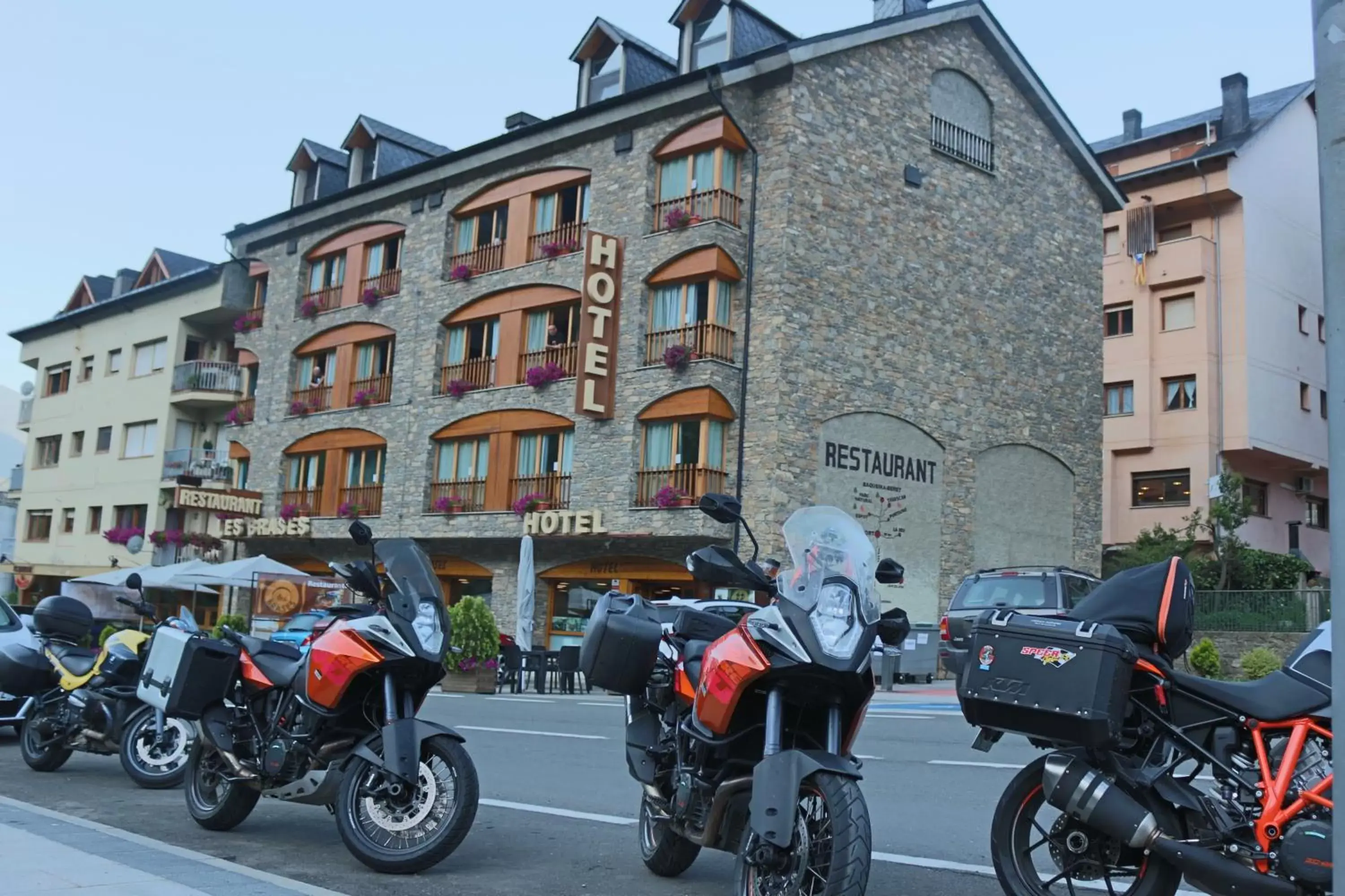 Property building in Hotel Restaurant Les Brases Property building in Hotel Restaurant Les Brases