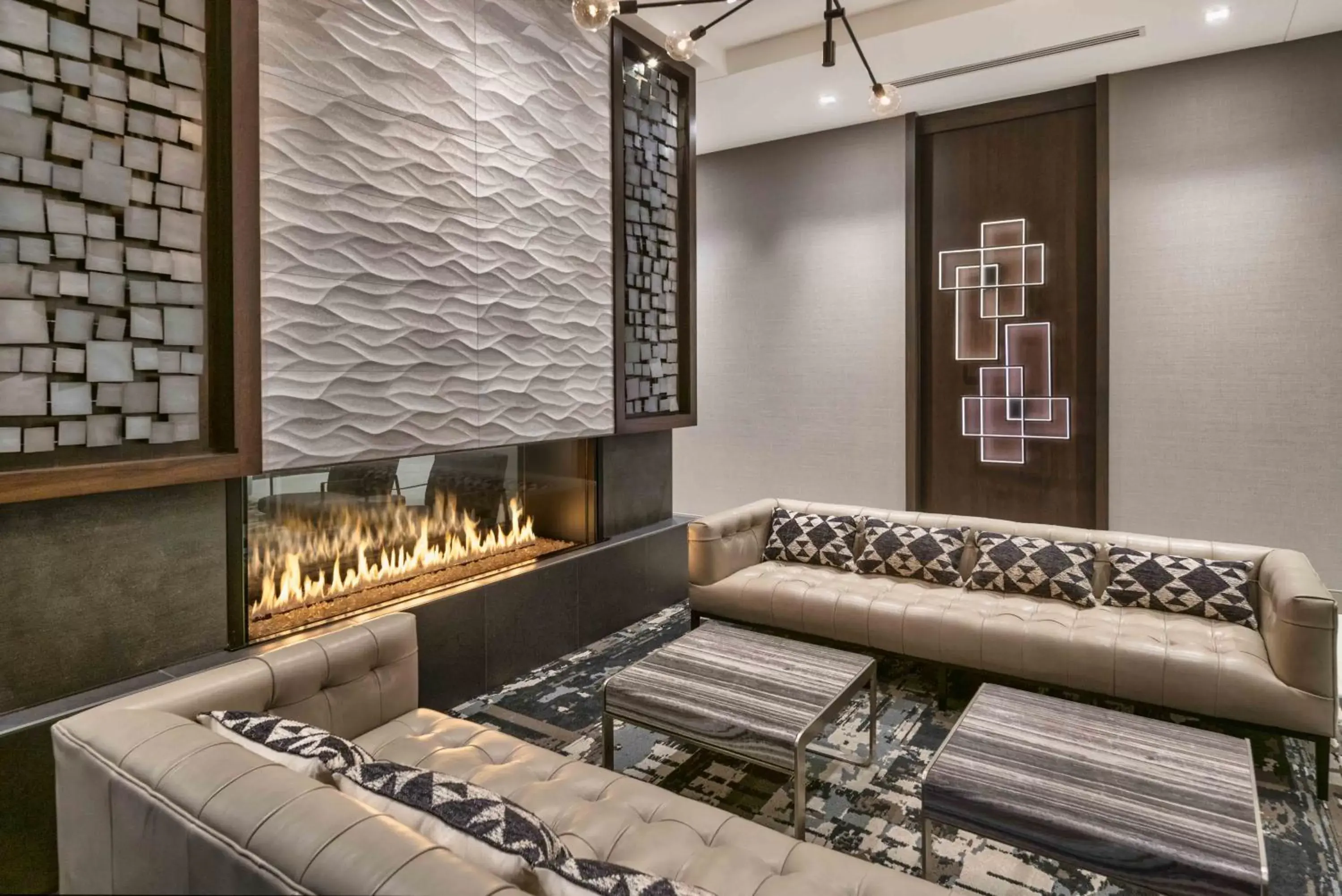 Lounge or bar in Holiday Inn Express - Boston Logan Airport - Revere by IHG Lounge or bar in Holiday Inn Express - Boston Logan Airport - Revere by IHG