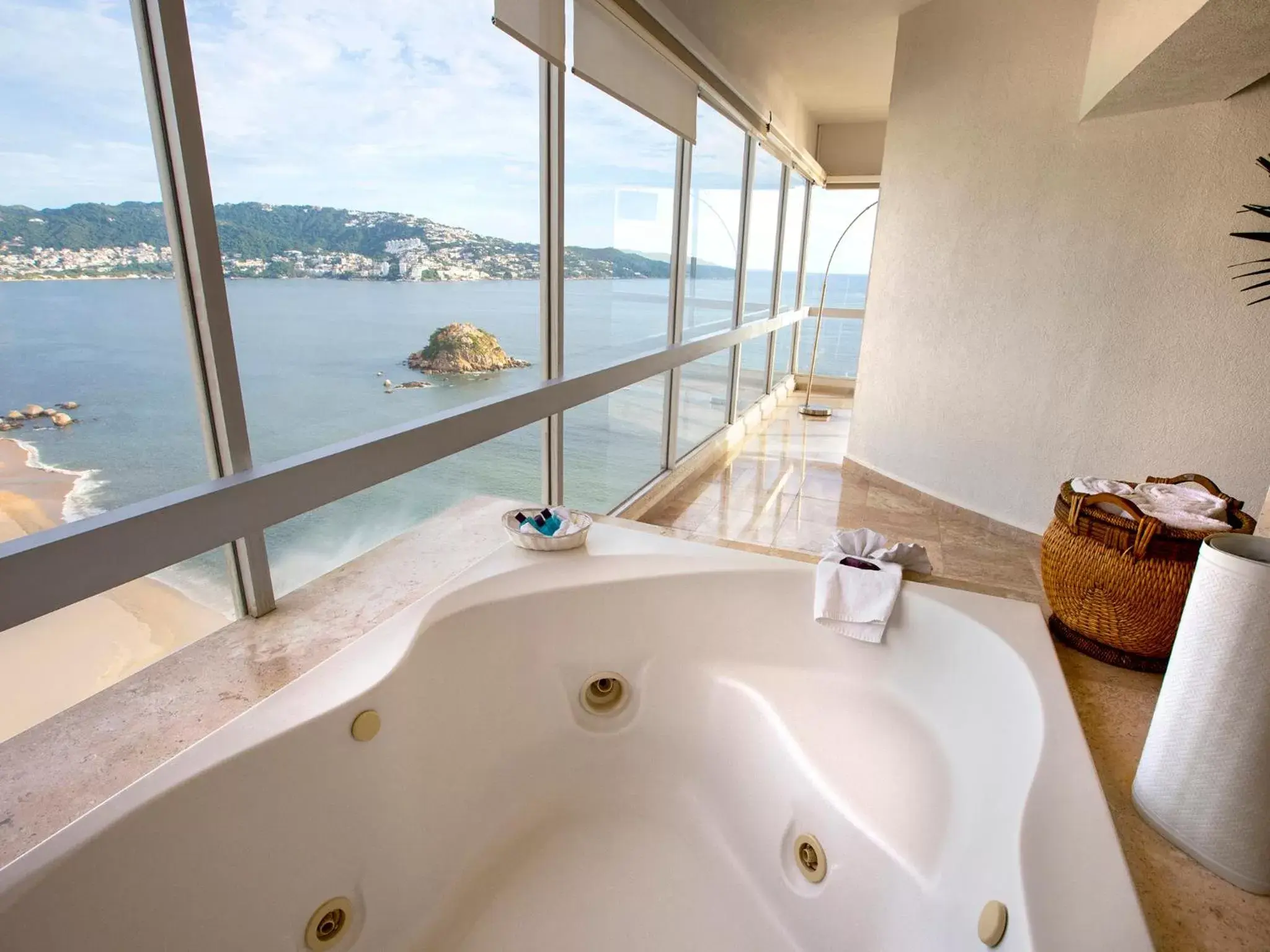 Hot Tub, Bathroom in HS HOTSSON Smart Acapulco
