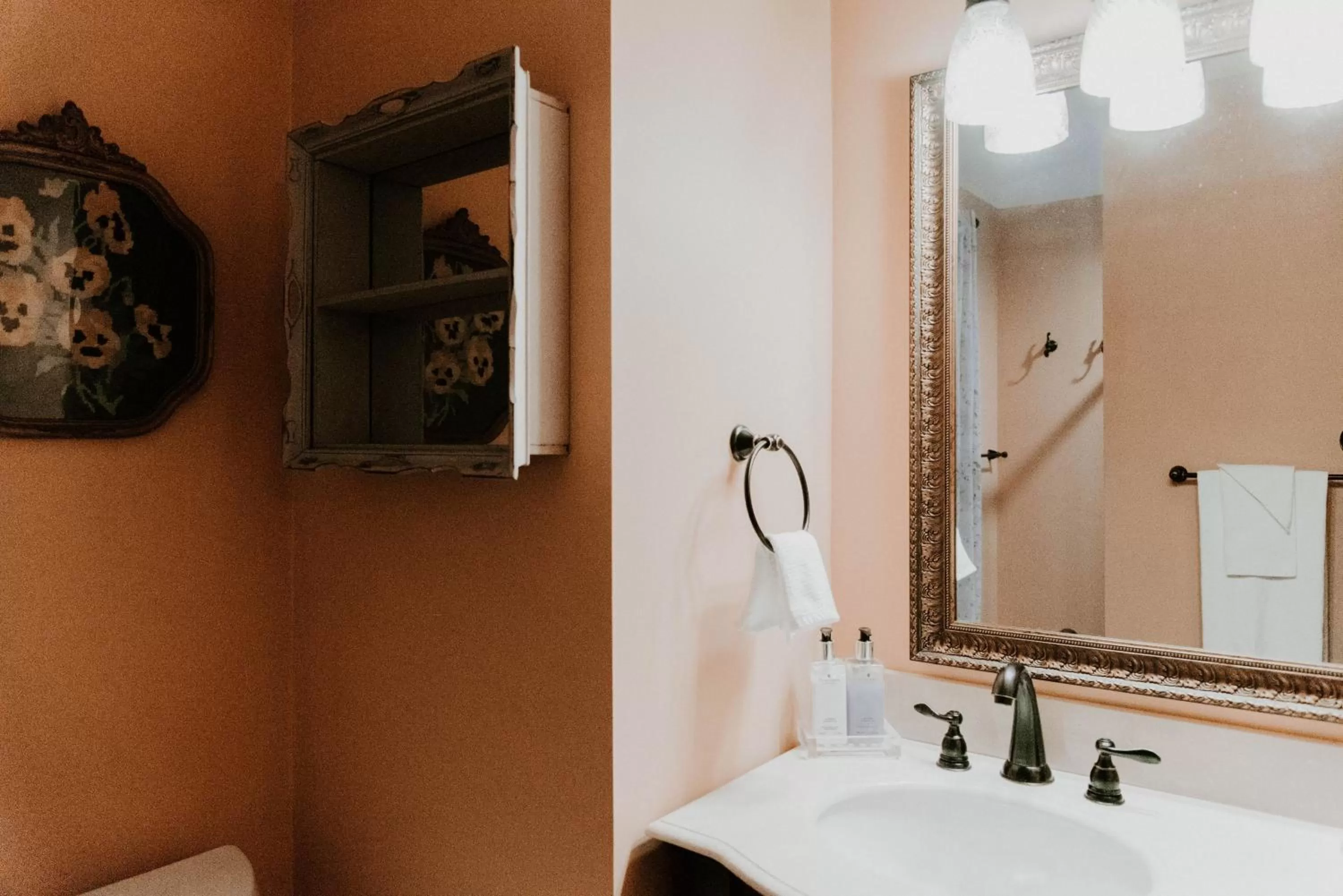 Bathroom in Georges on York B&B