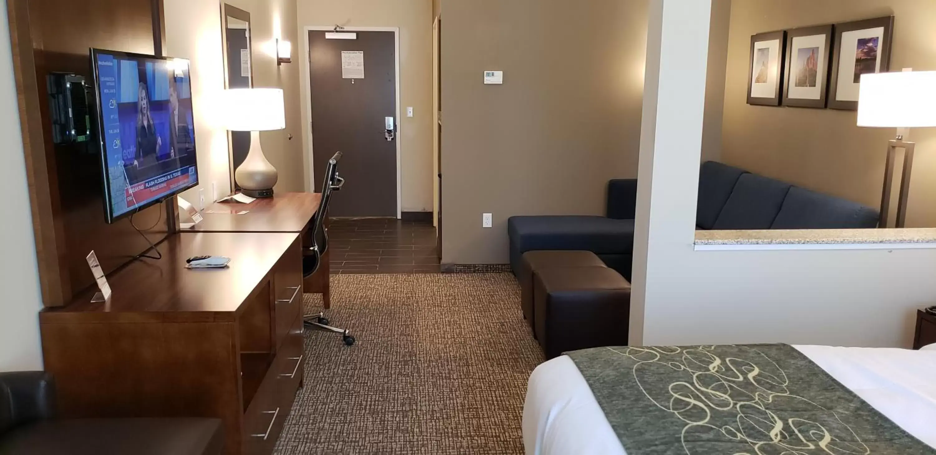Decorative detail, Bed in Comfort Suites Denver near Anschutz Medical Campus