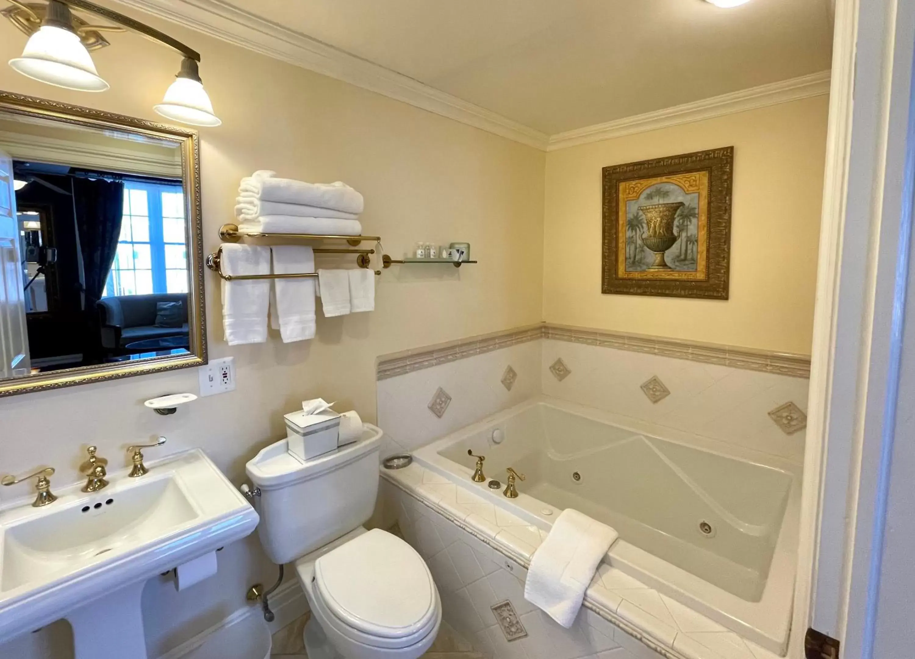 Bathroom in Atlantis Inn Hotel