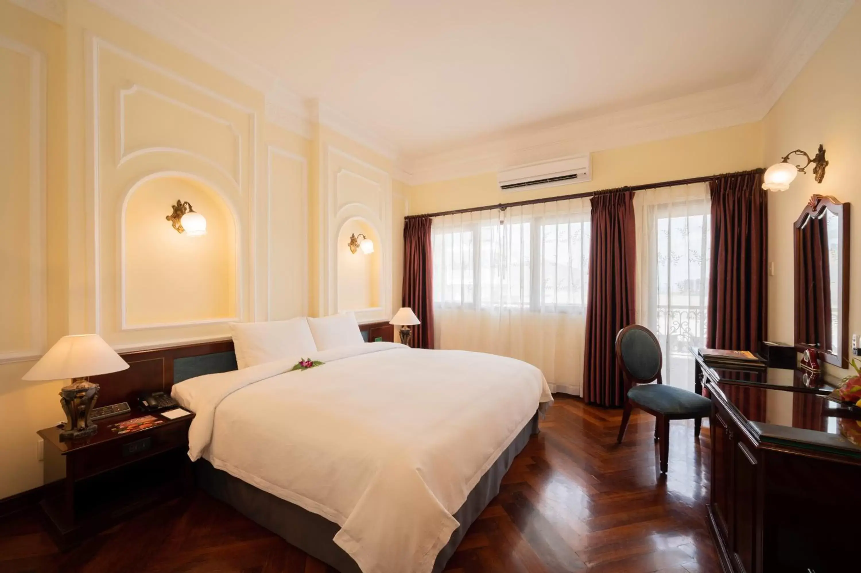 Photo of the whole room, Bed in Hotel Majestic Saigon