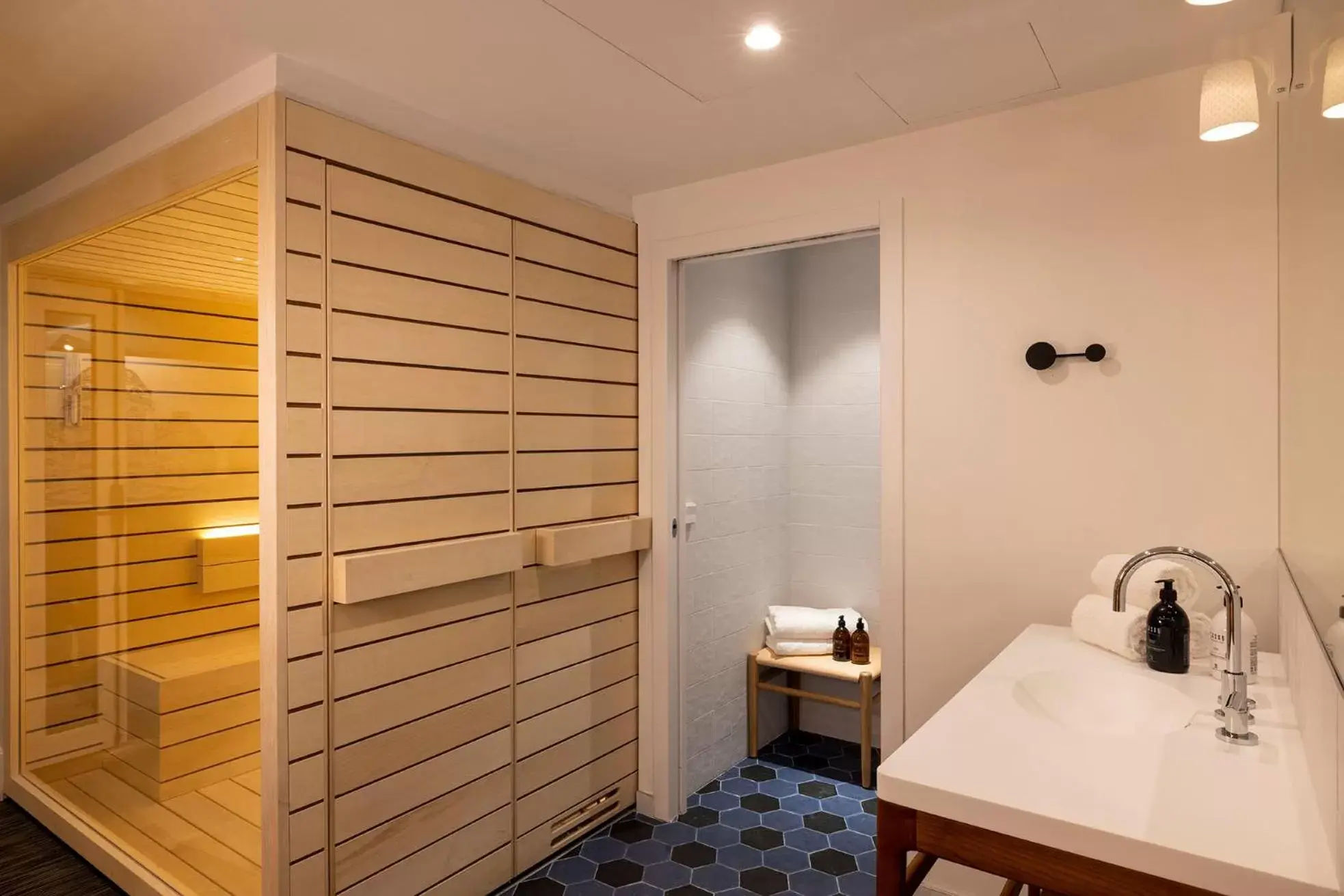 Sauna, Bathroom in Quinzerie hôtel