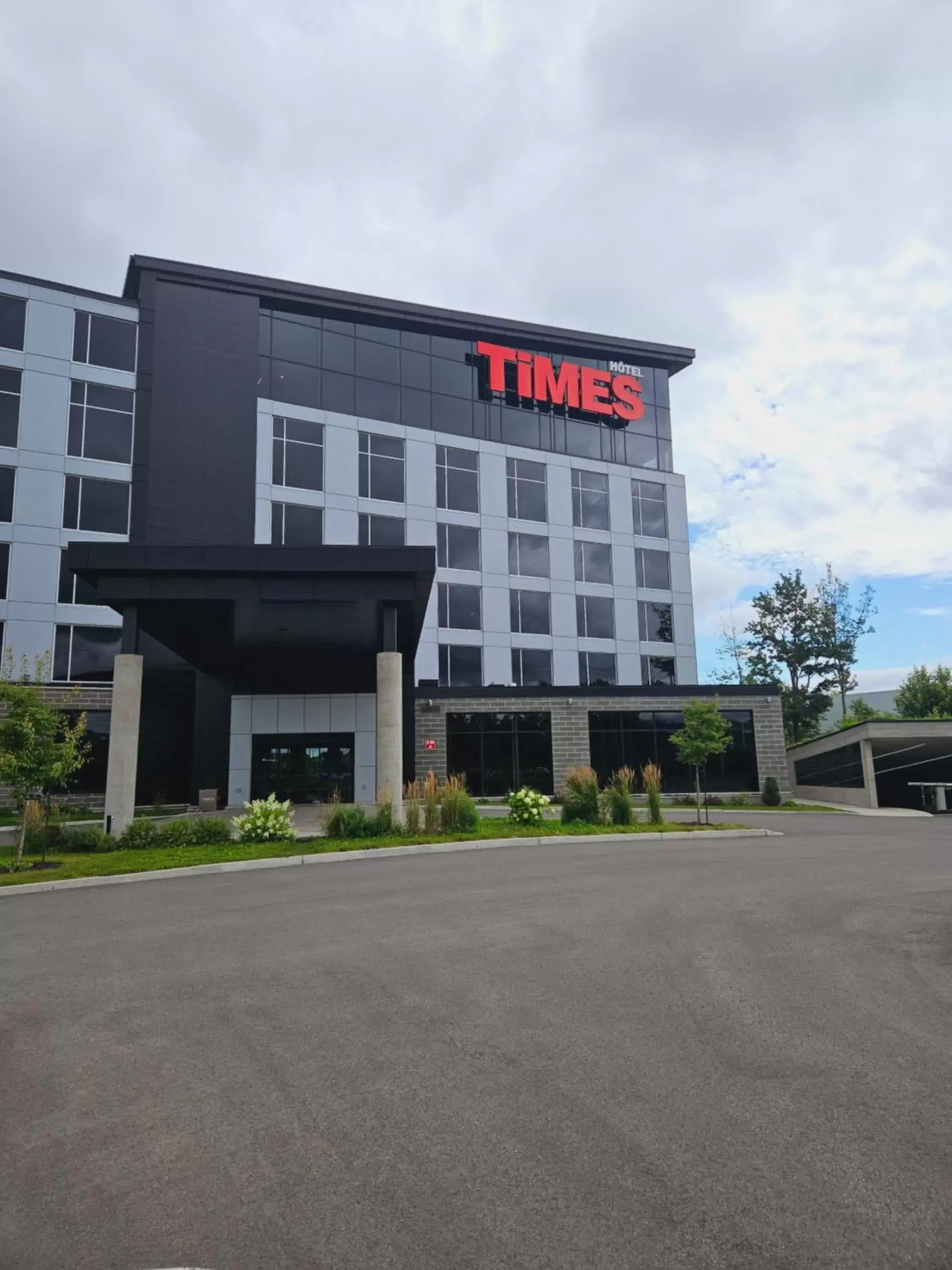 Property Building in Grand Hotel TiMES Blainville-Mirabel