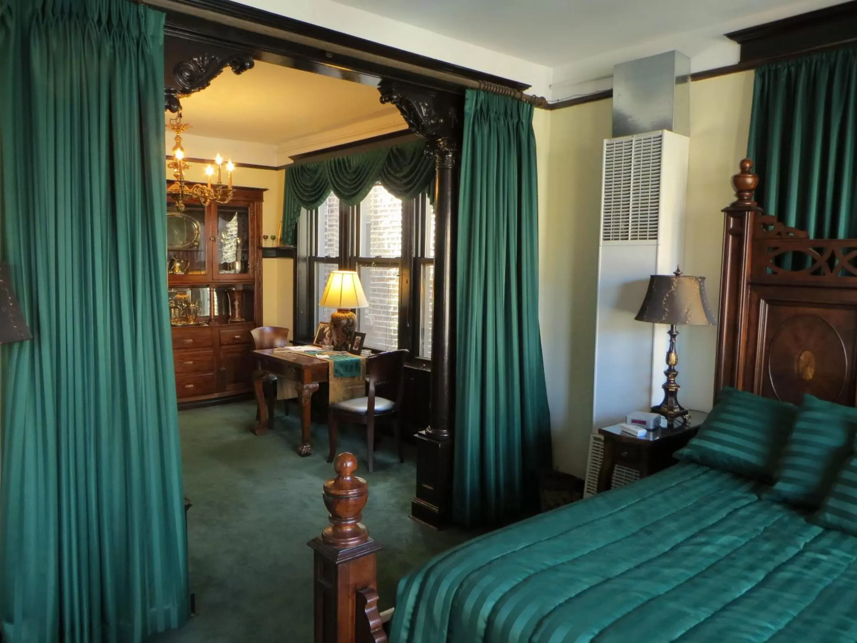 Bedroom in The Polo Inn Bridgeport U.S.A.
