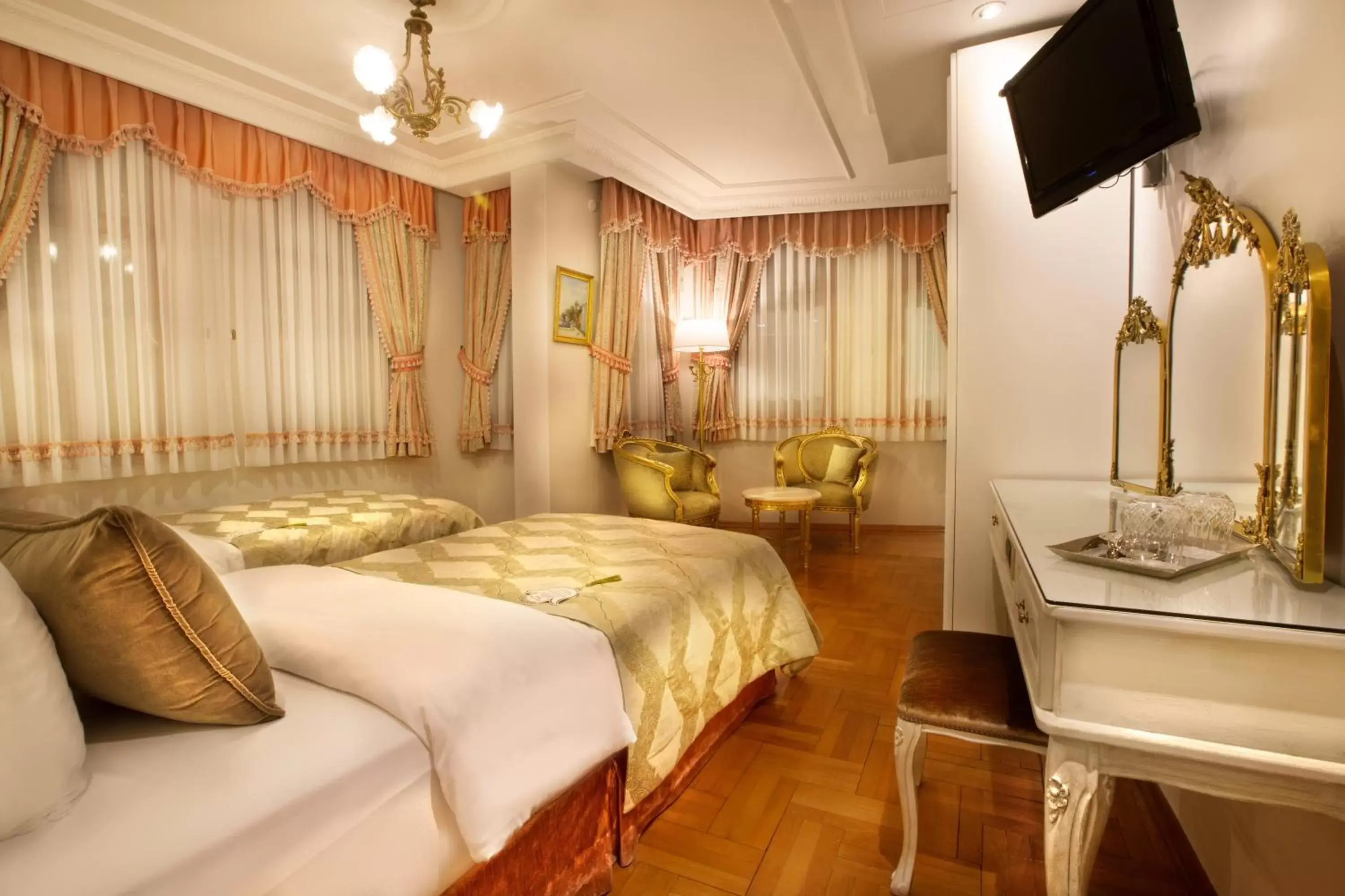 Photo of the whole room, Bed in Valide Sultan Konagi