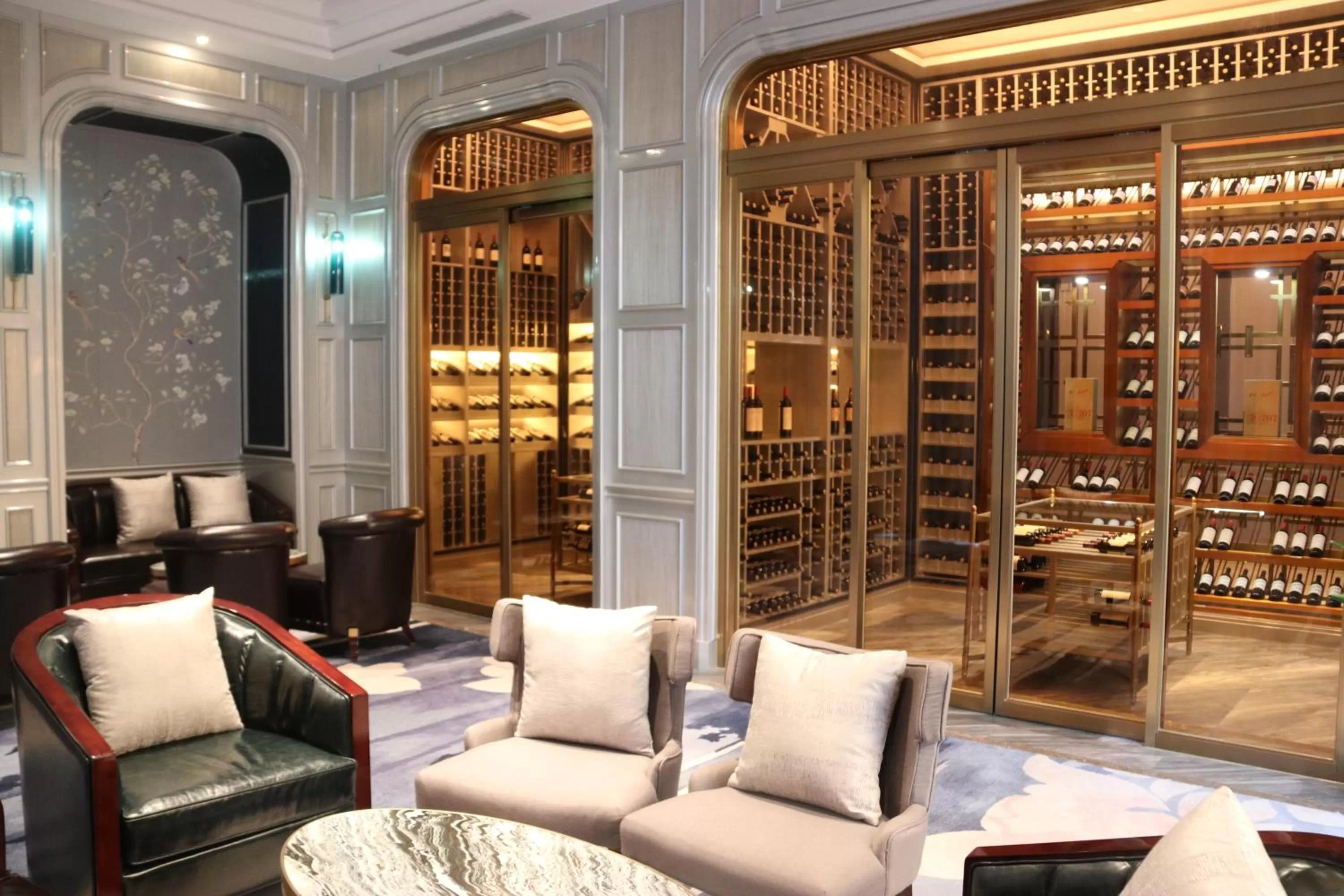 Seating area in Wyndham Qingdao l Free Fixed-Time Shuttle Service Between Hotel and Airport & North Railway Station l Outdoor Children's Amusement Park l 1-Hour Play Snooker or Table Tennis