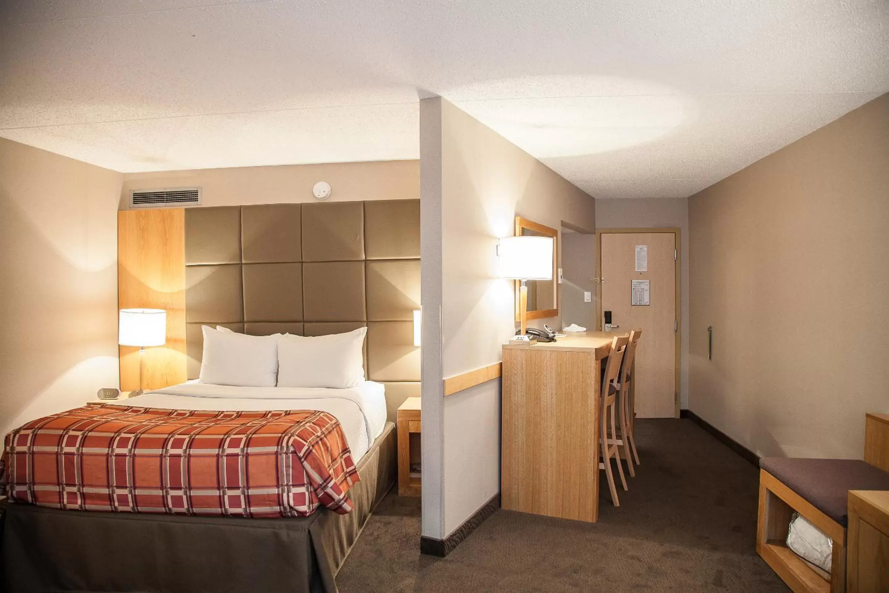 Bedroom, Bed in Radisson Hotel & Suites Red Deer