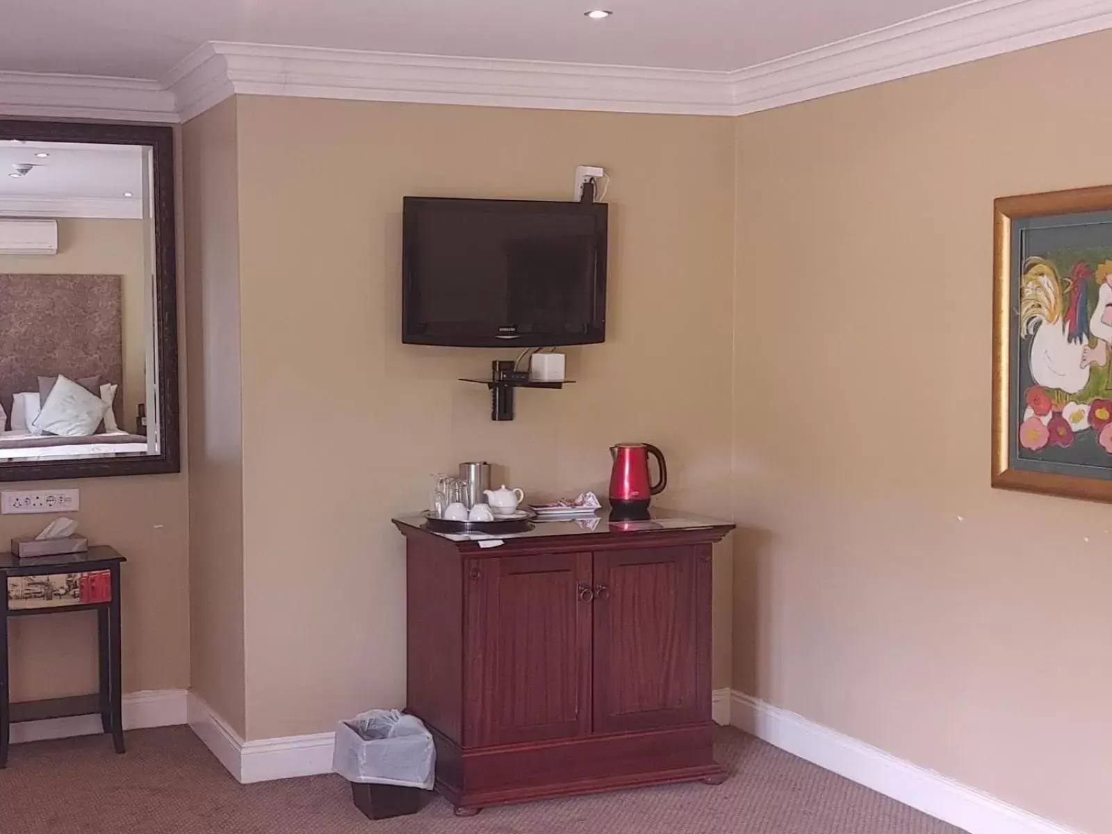 Coffee/tea facilities, TV/Entertainment Center in 131 on Herbert Baker Boutique Hotel