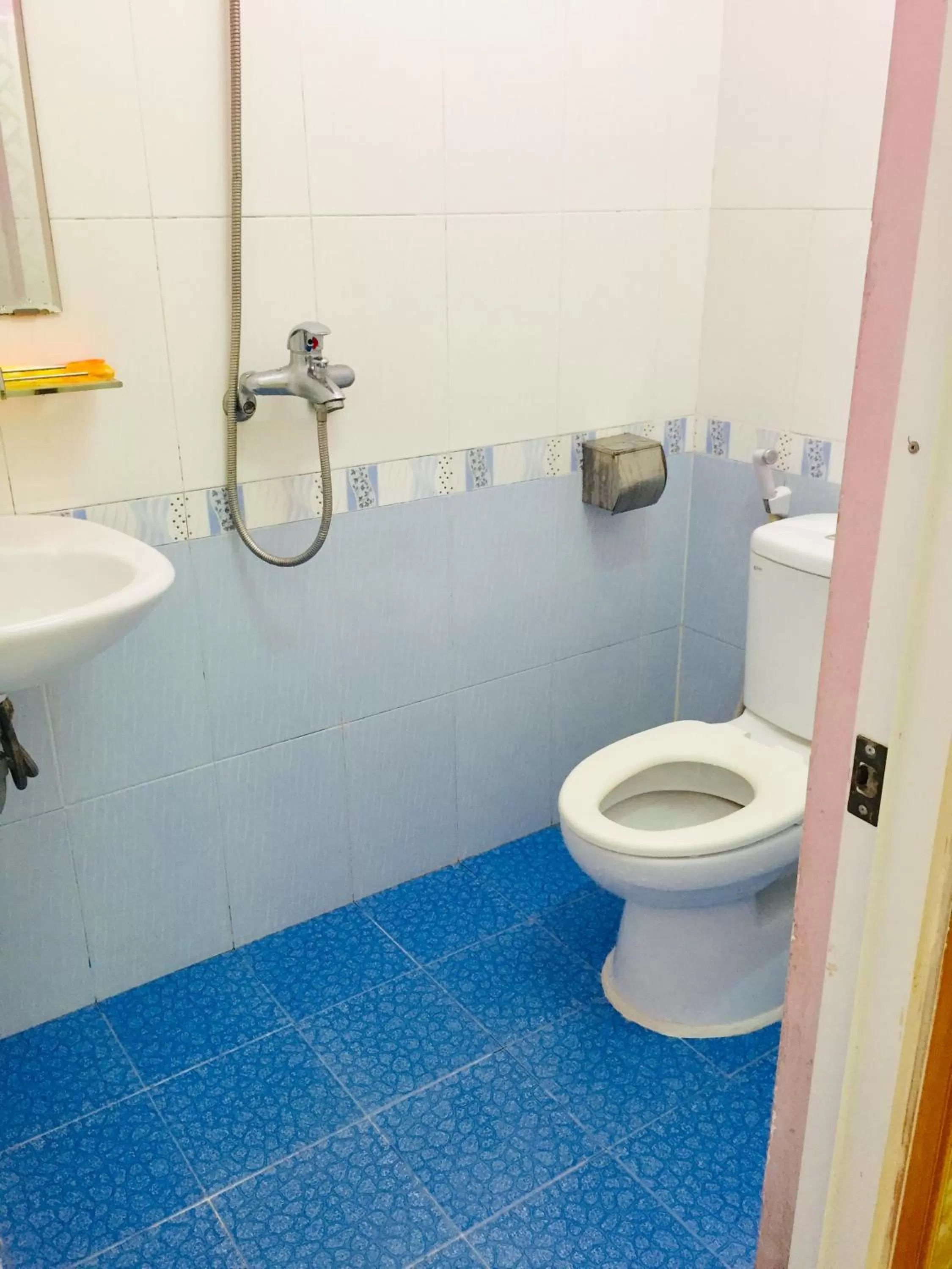 Bathroom in Tien Dat Motel