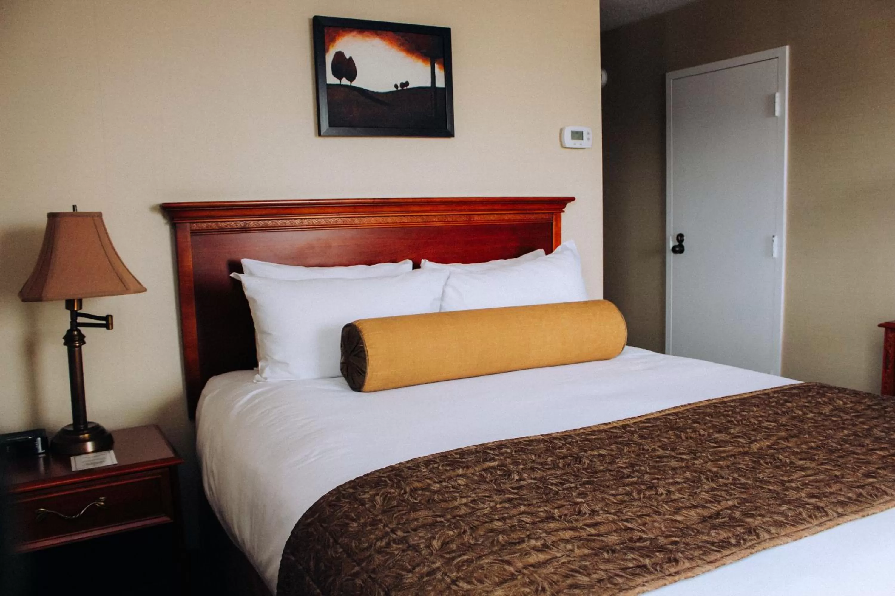 Bedroom, Bed in WelcomINNS Ottawa