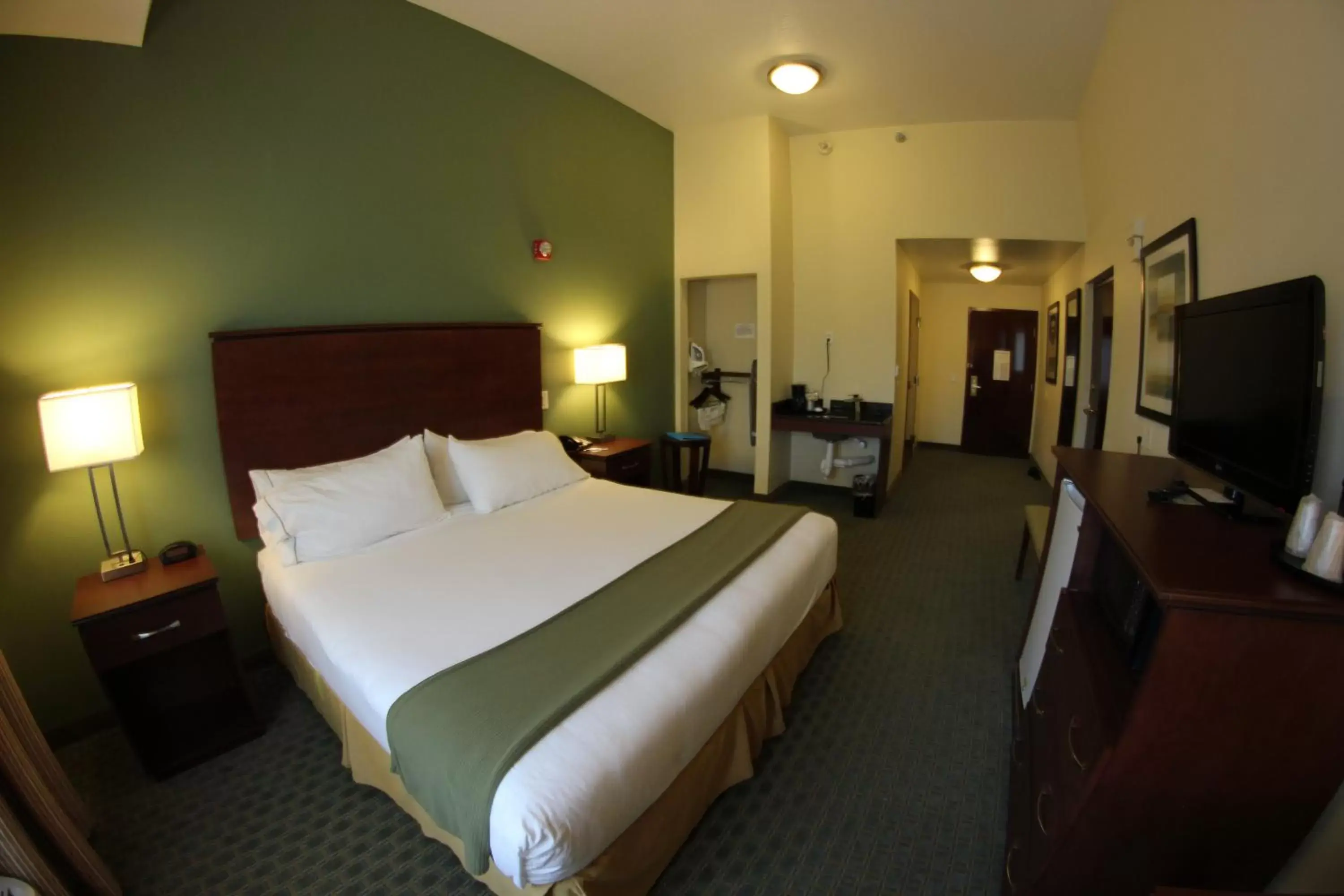 Photo of the whole room, Bed in Holiday Inn Express Hotel & Suites Cocoa, an IHG Hotel