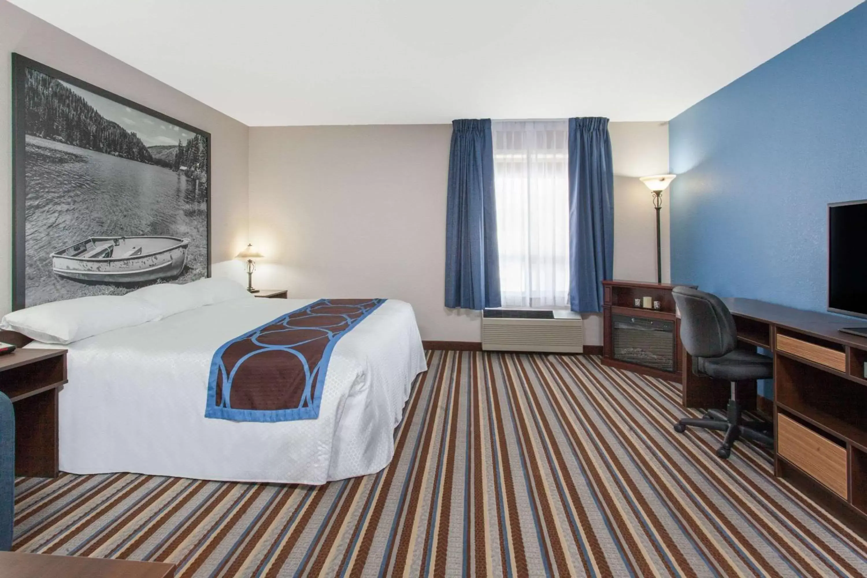 Photo of the whole room, Bed in Super 8 by Wyndham Fort Frances