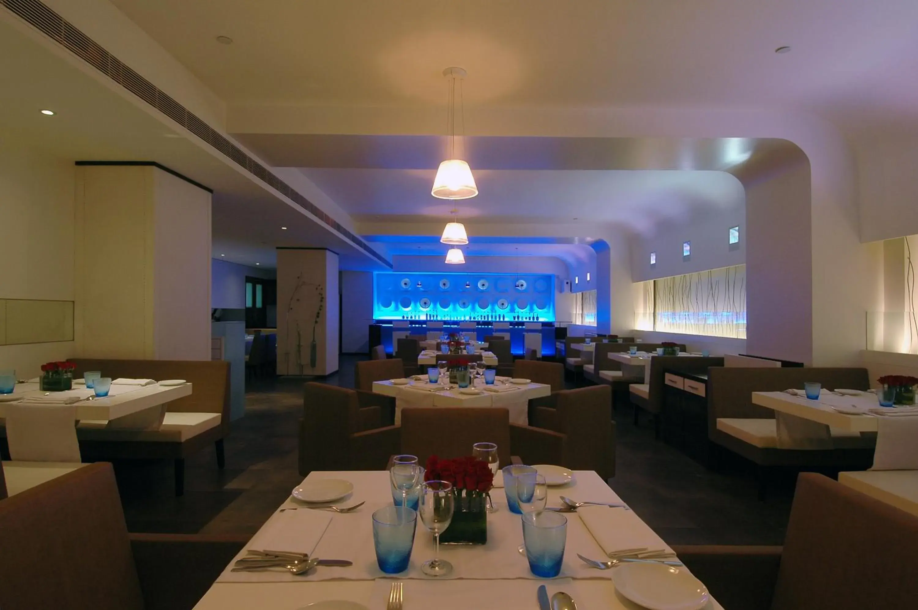 Lounge or bar, Restaurant/Places to Eat in The Hans, New Delhi