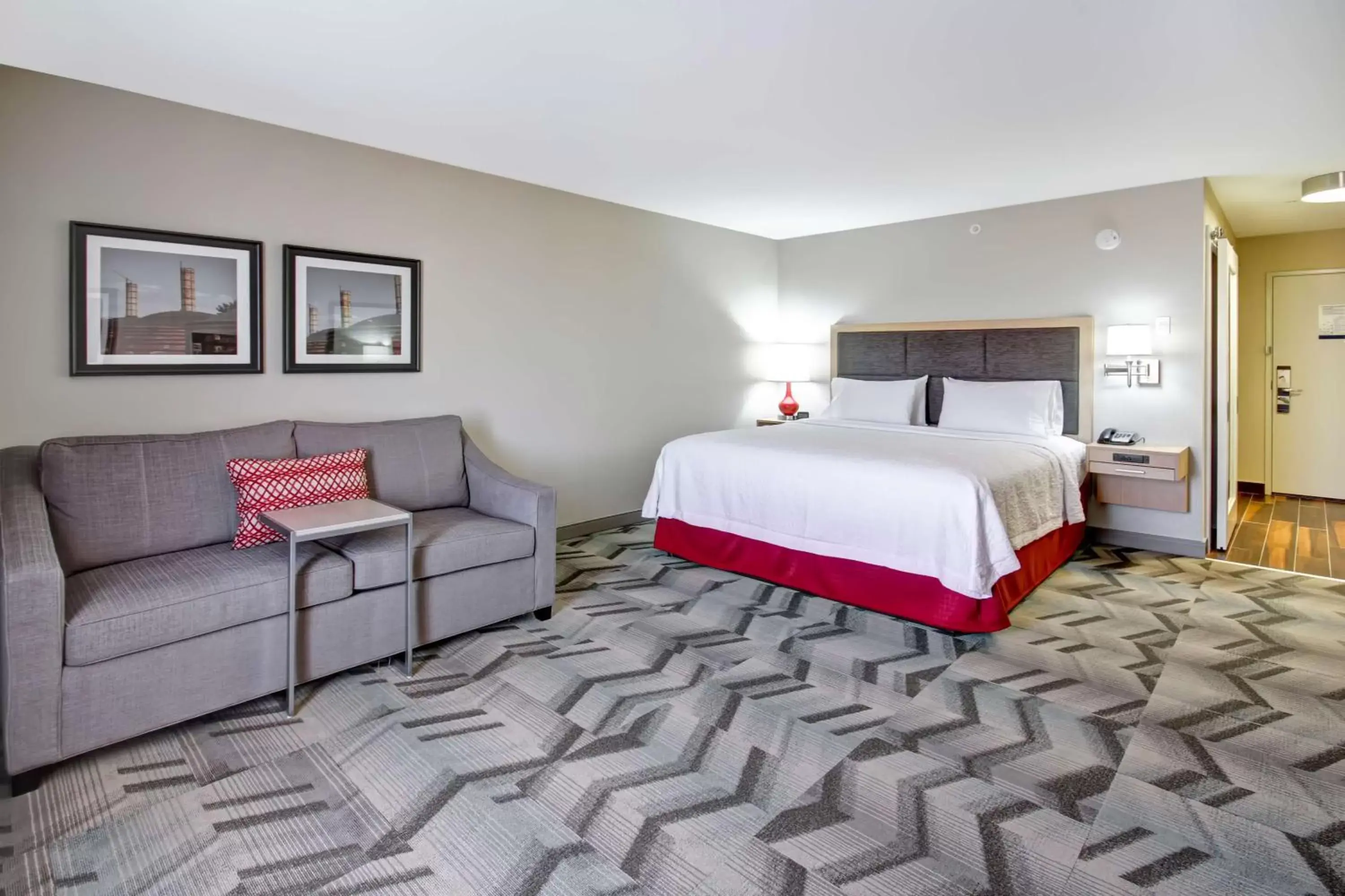 Bed in Hampton Inn & Suites - Medicine Hat