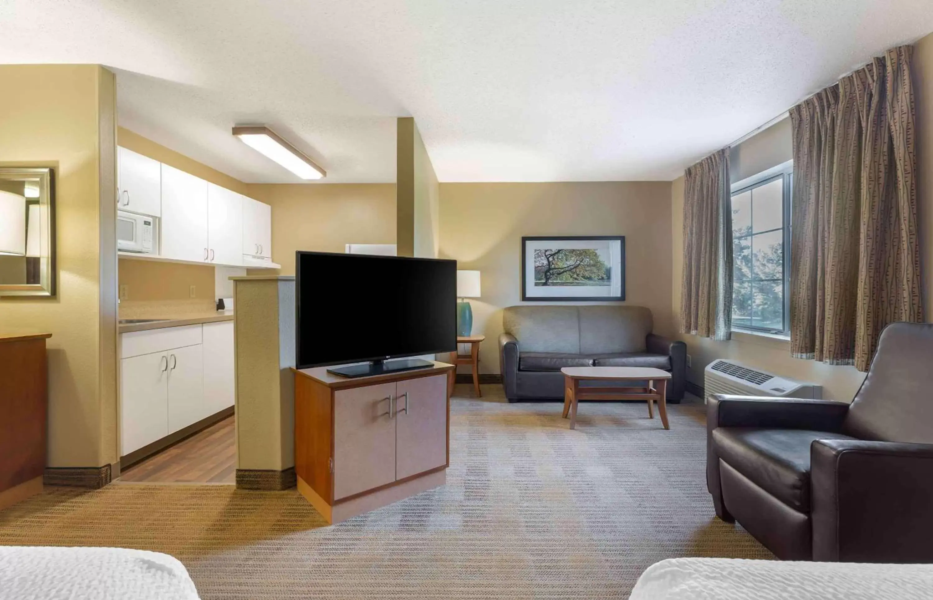 Bedroom, TV/Entertainment Center in Extended Stay America Suites - Hartford - Farmington