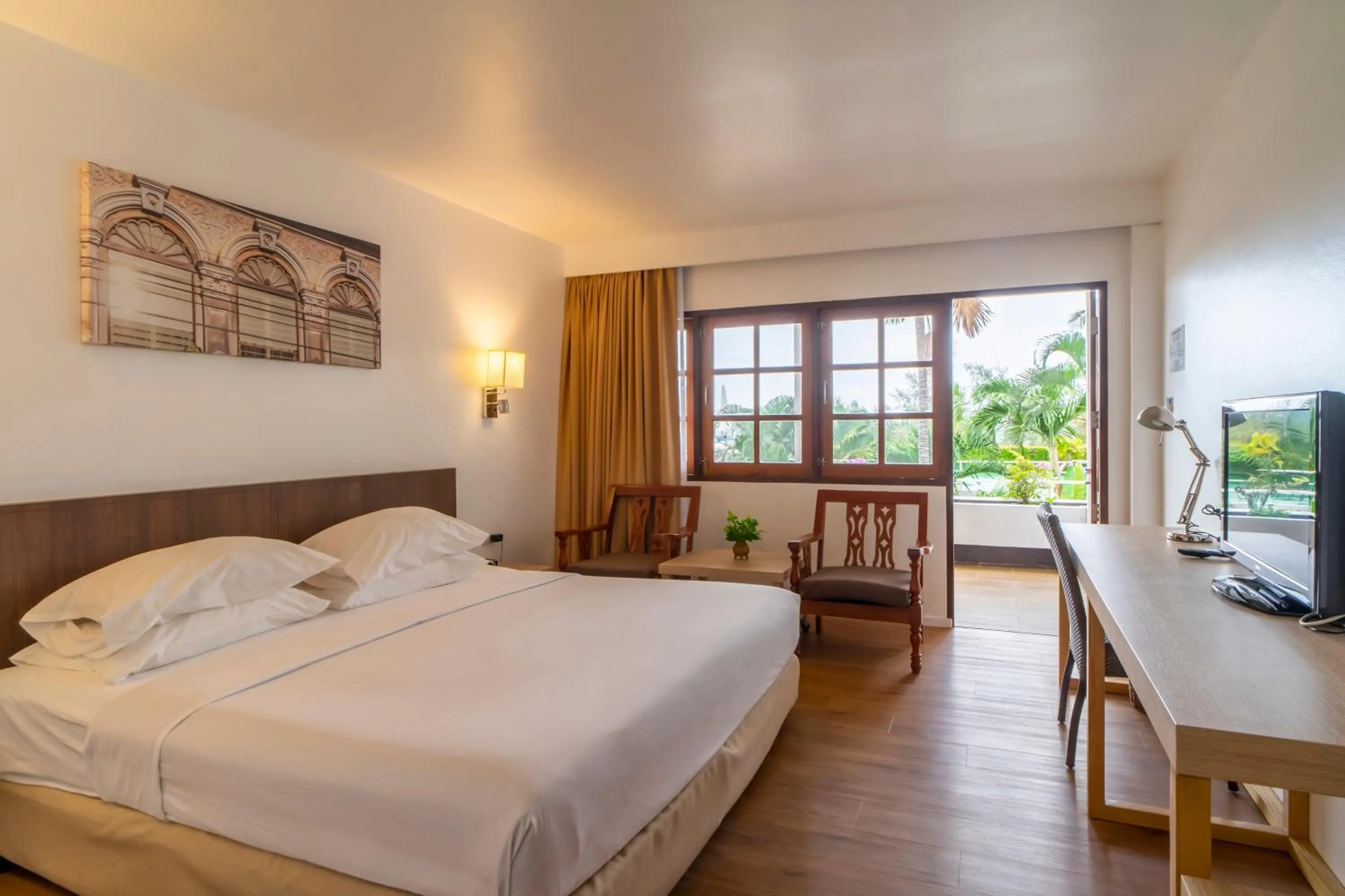 Bed in Best Western Phuket Ocean Resort