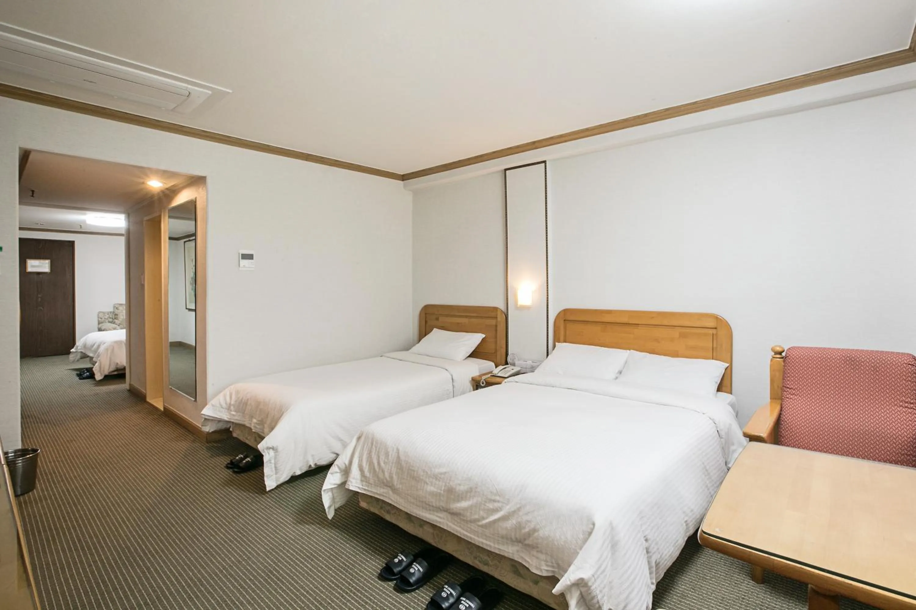 Bedroom, Bed in Busan Tourist Hotel