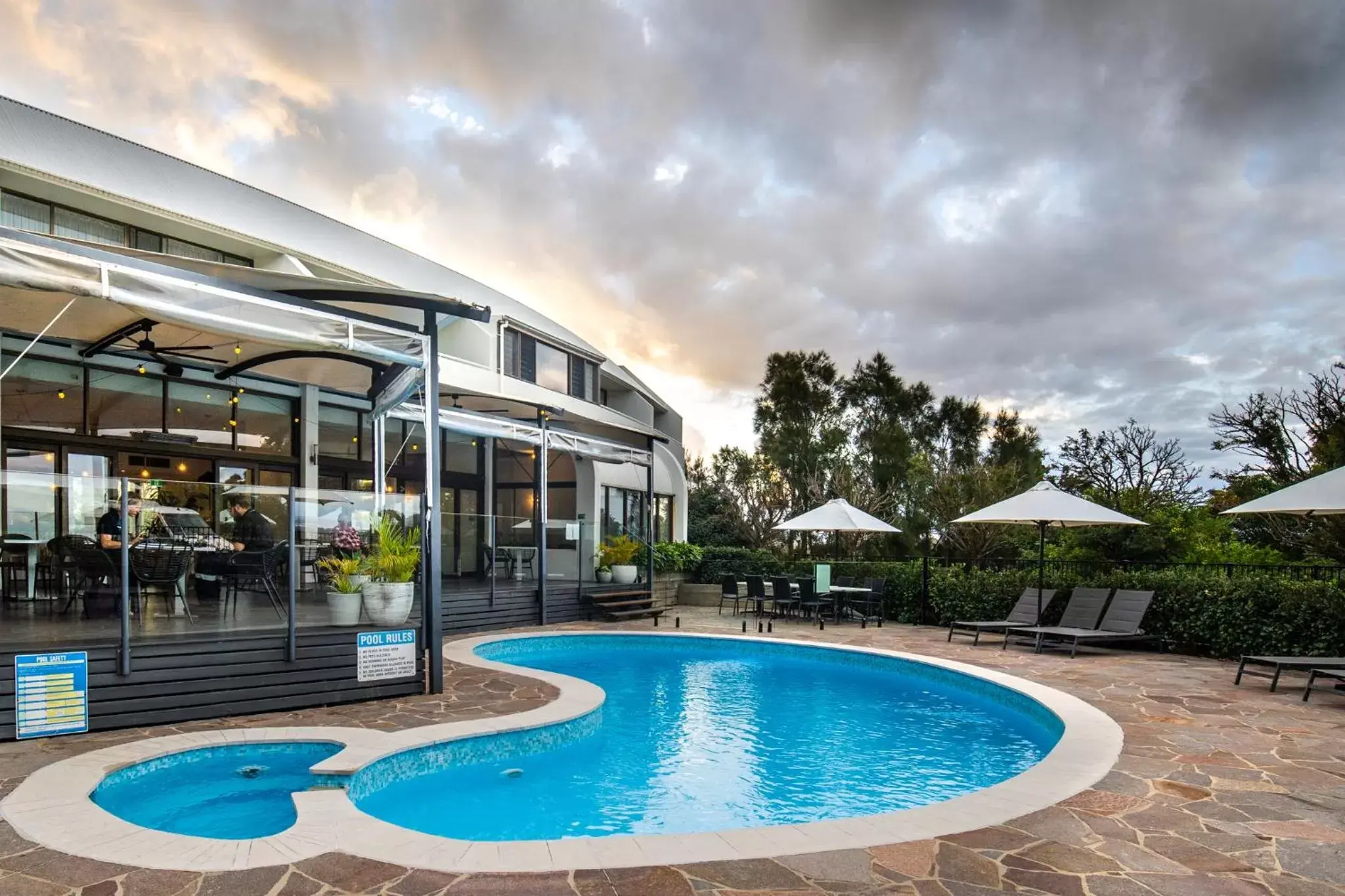 Restaurant/places to eat, Swimming Pool in Mercure Charlestown