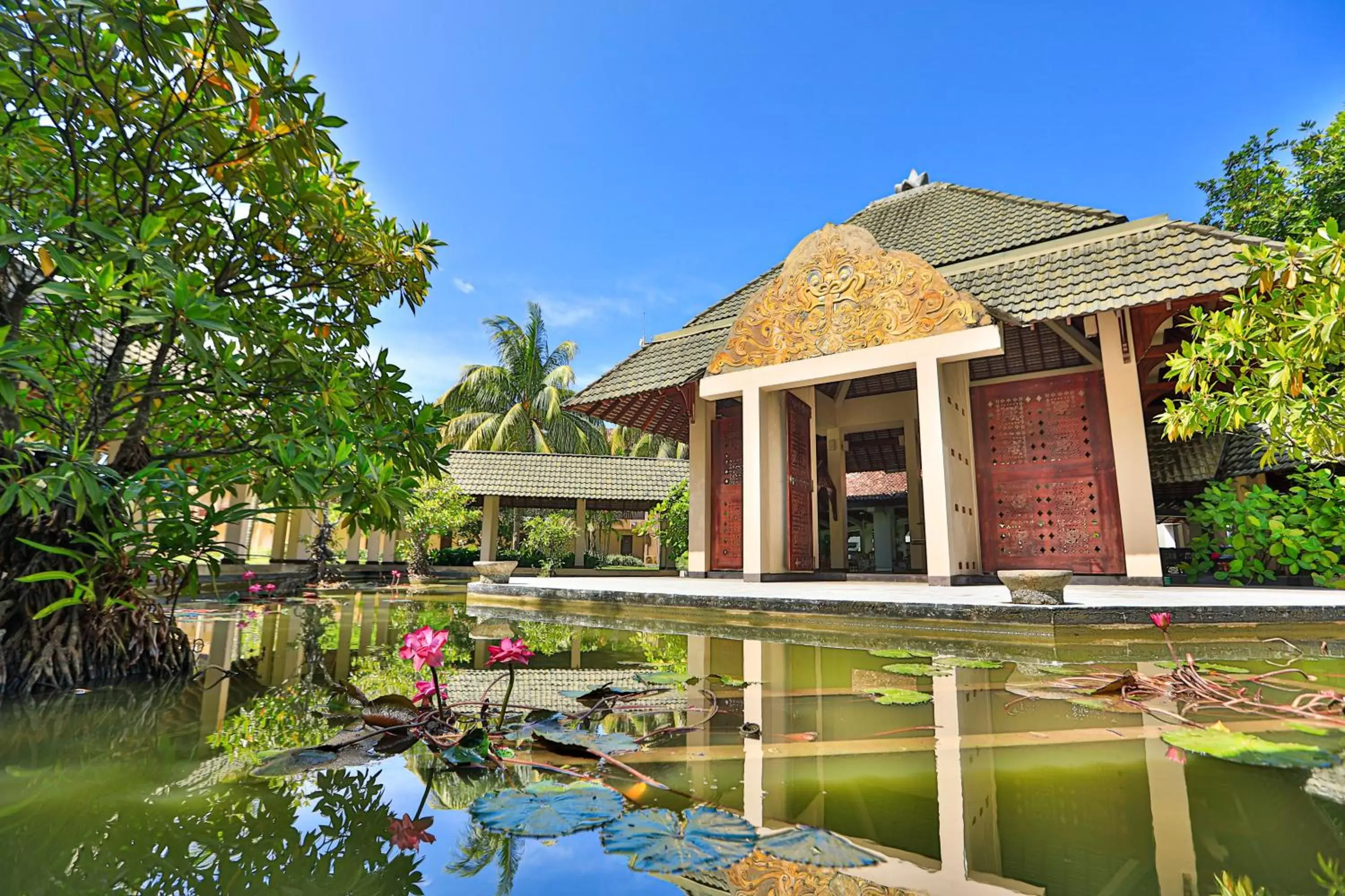 Property building, Swimming Pool in The Palms