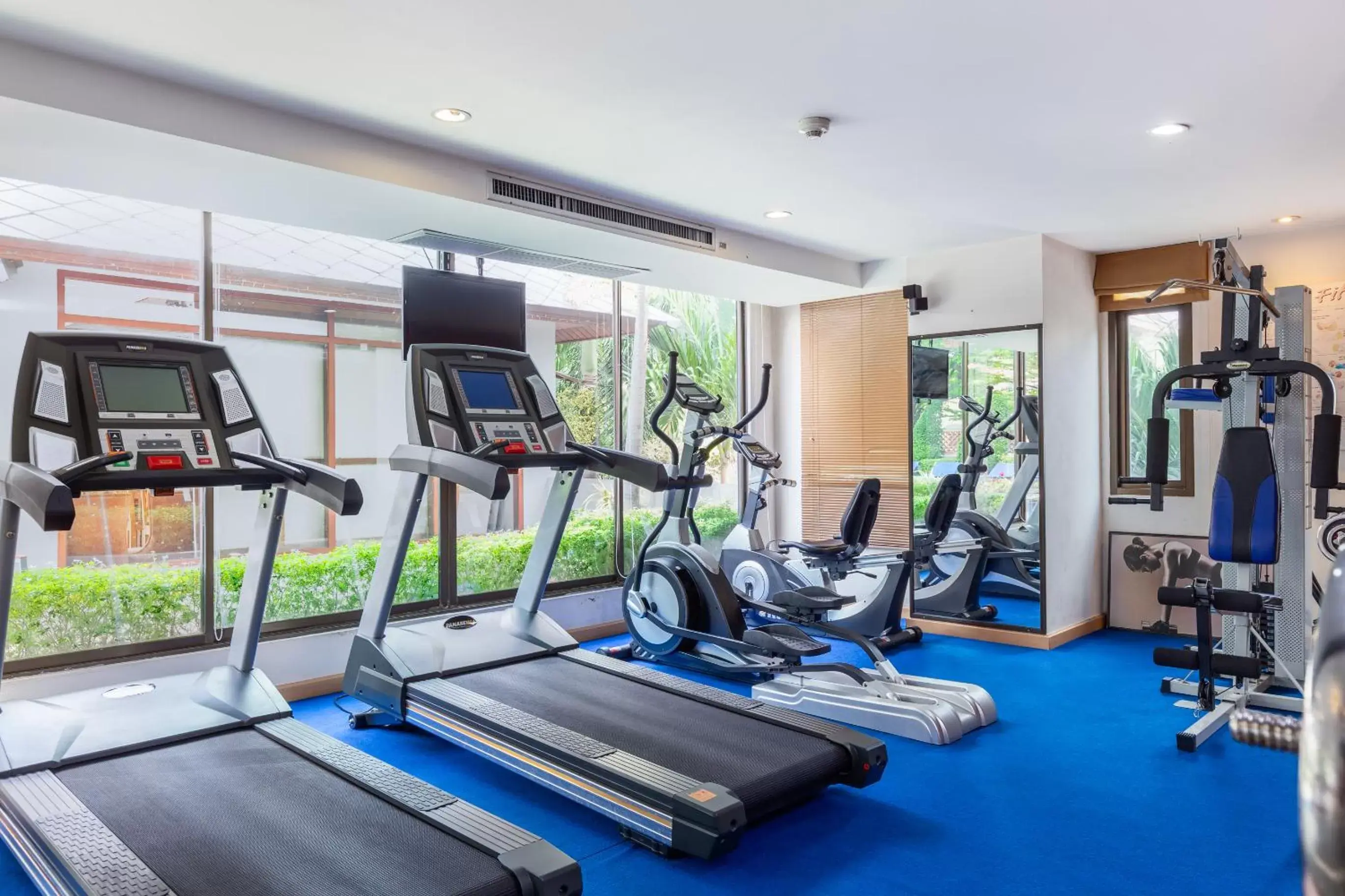 Fitness centre/facilities, Fitness Center/Facilities in Lasalle Suites Hotel & Residence