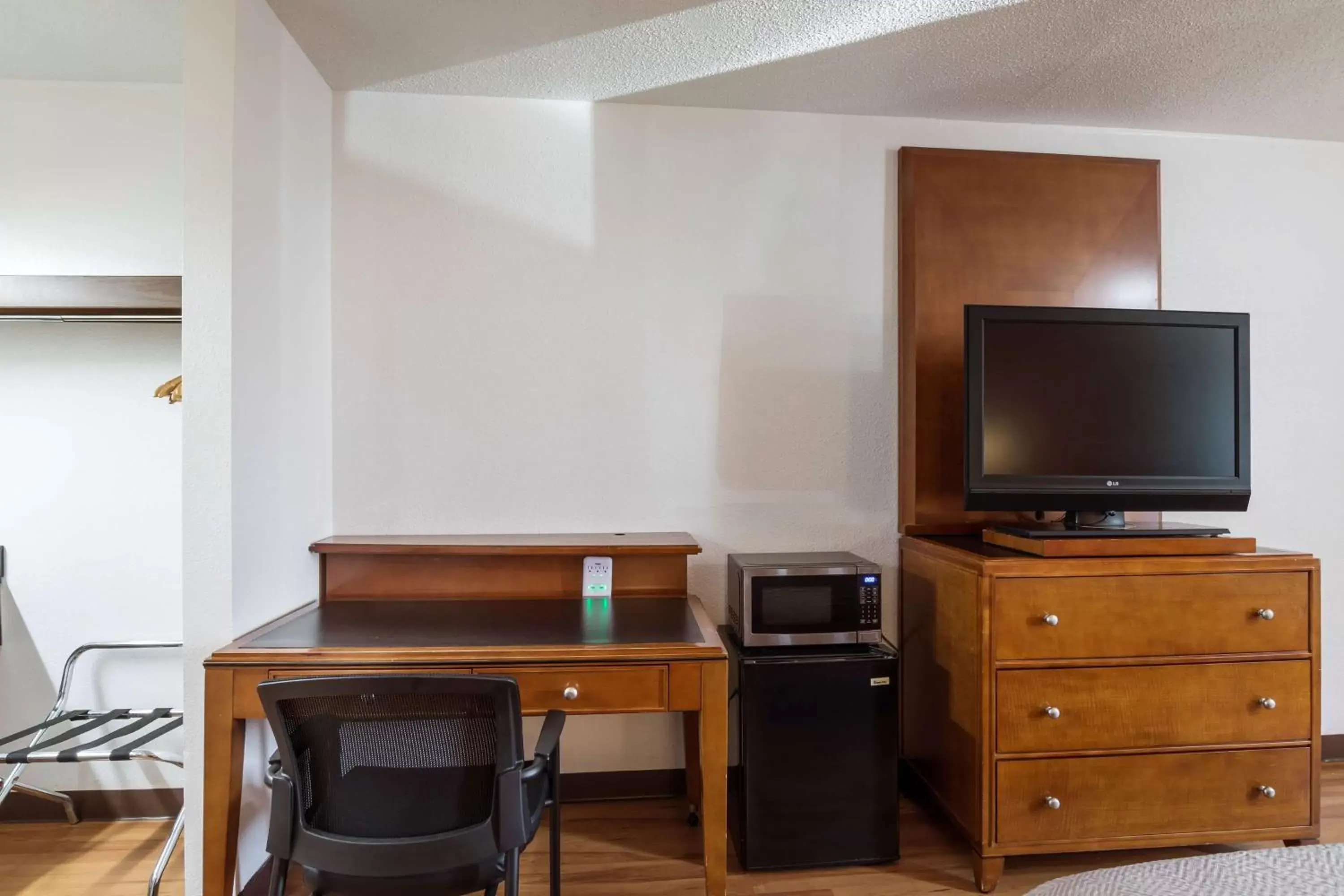 TV and multimedia, TV/Entertainment Center in Motel 6-Van Buren, AR