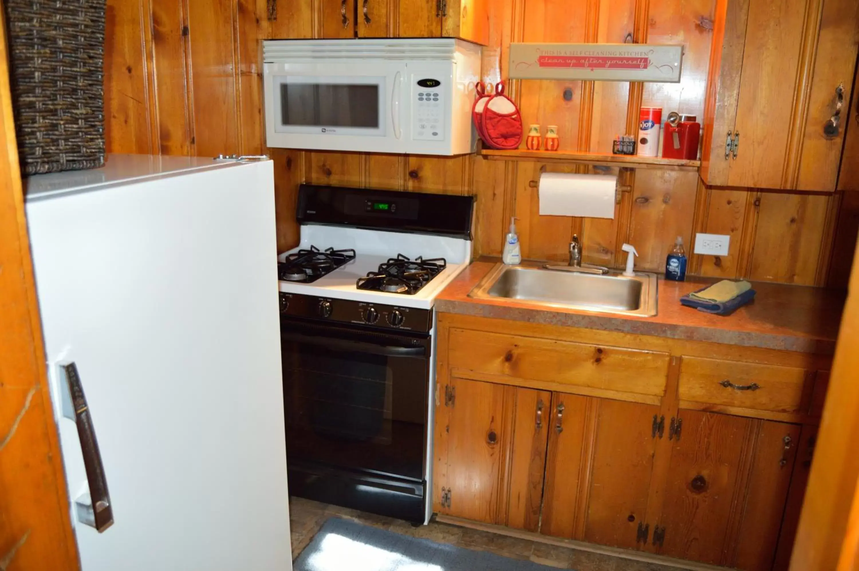 Kitchen or kitchenette, Kitchen/Kitchenette in The Inn on Fall River & Fall River Cabins