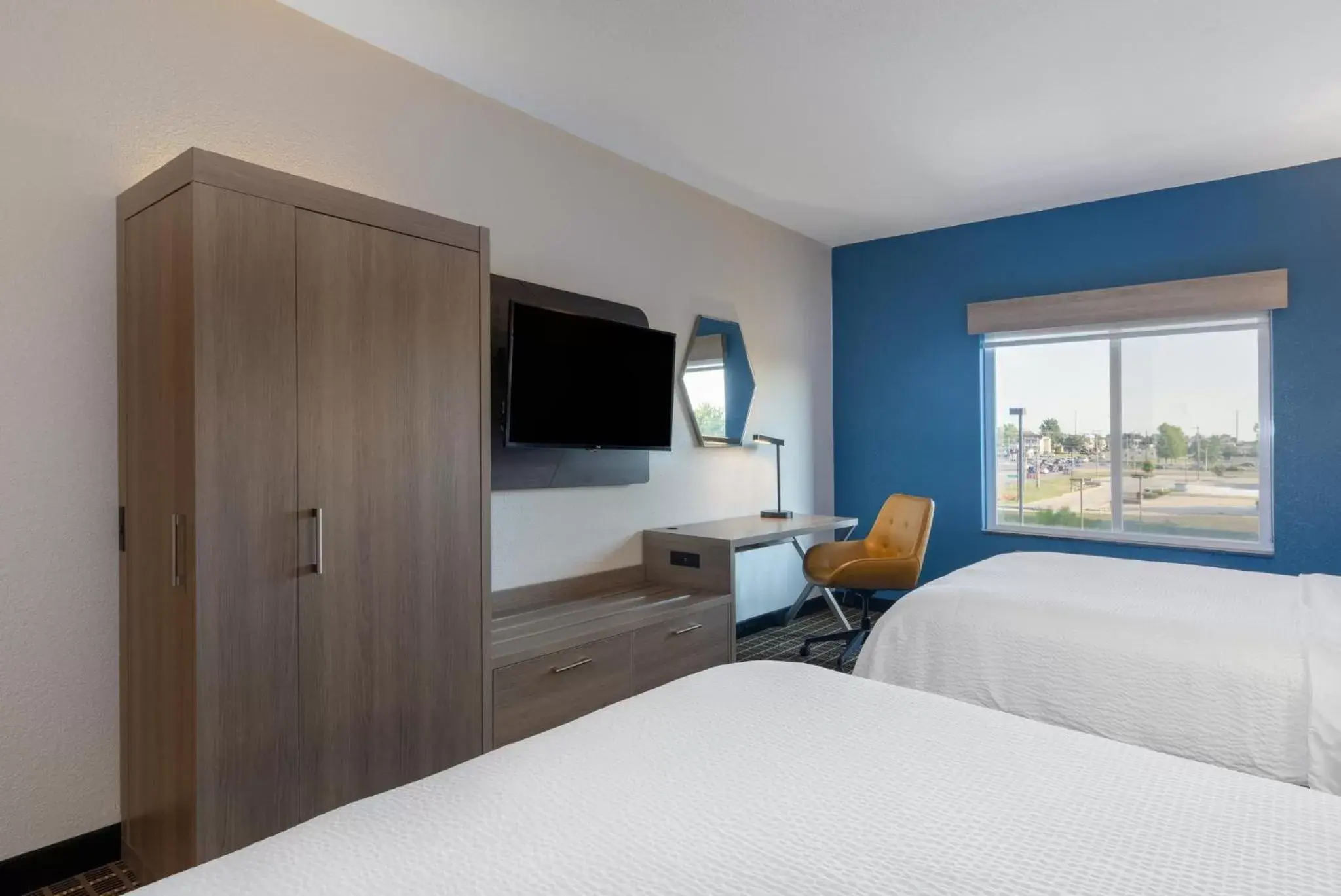 Photo of the whole room, Bed in Holiday Inn Express & Suites Pittsburg, an IHG Hotel