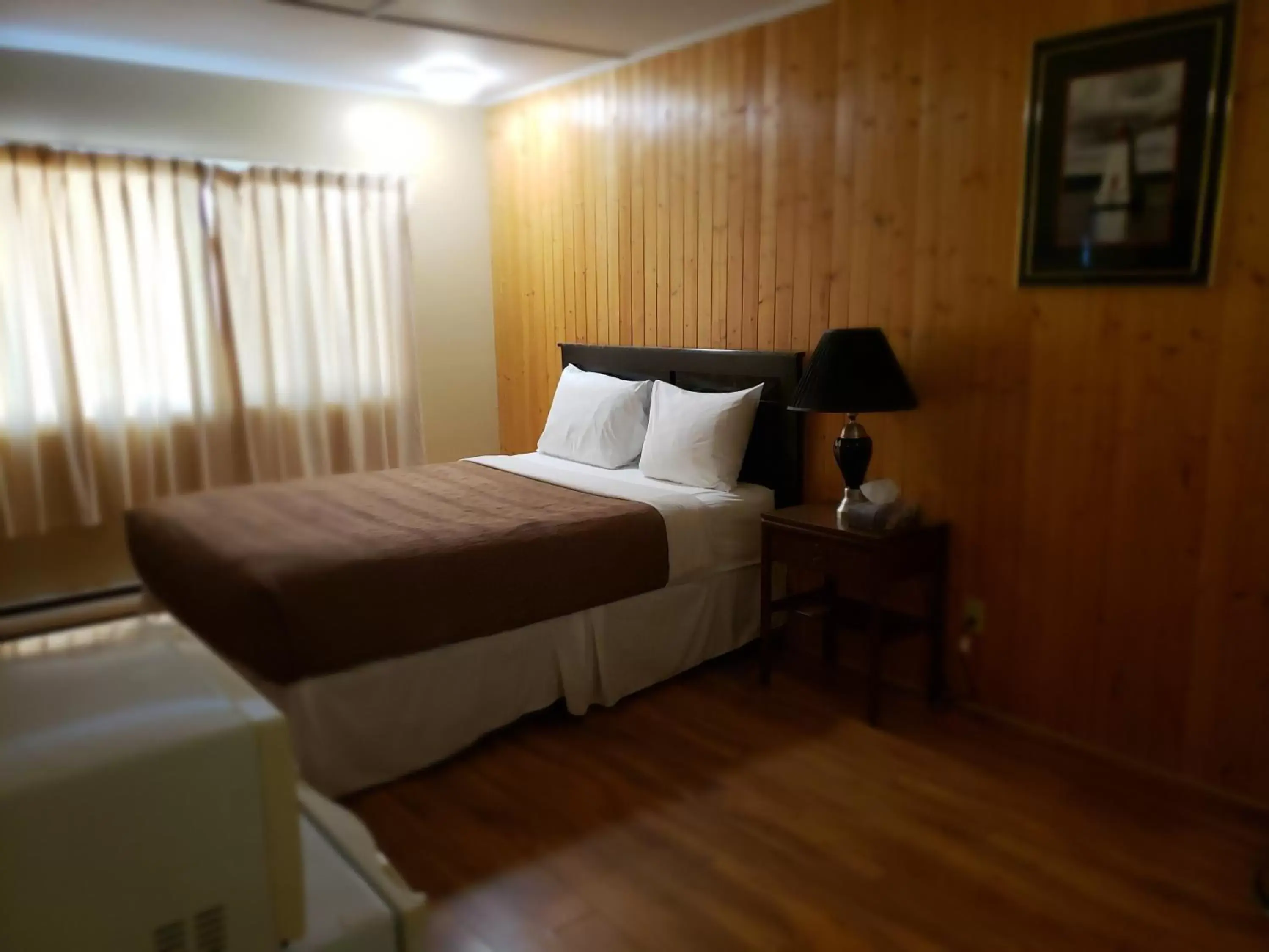 Photo of the whole room, Bed in Wildwood Motel