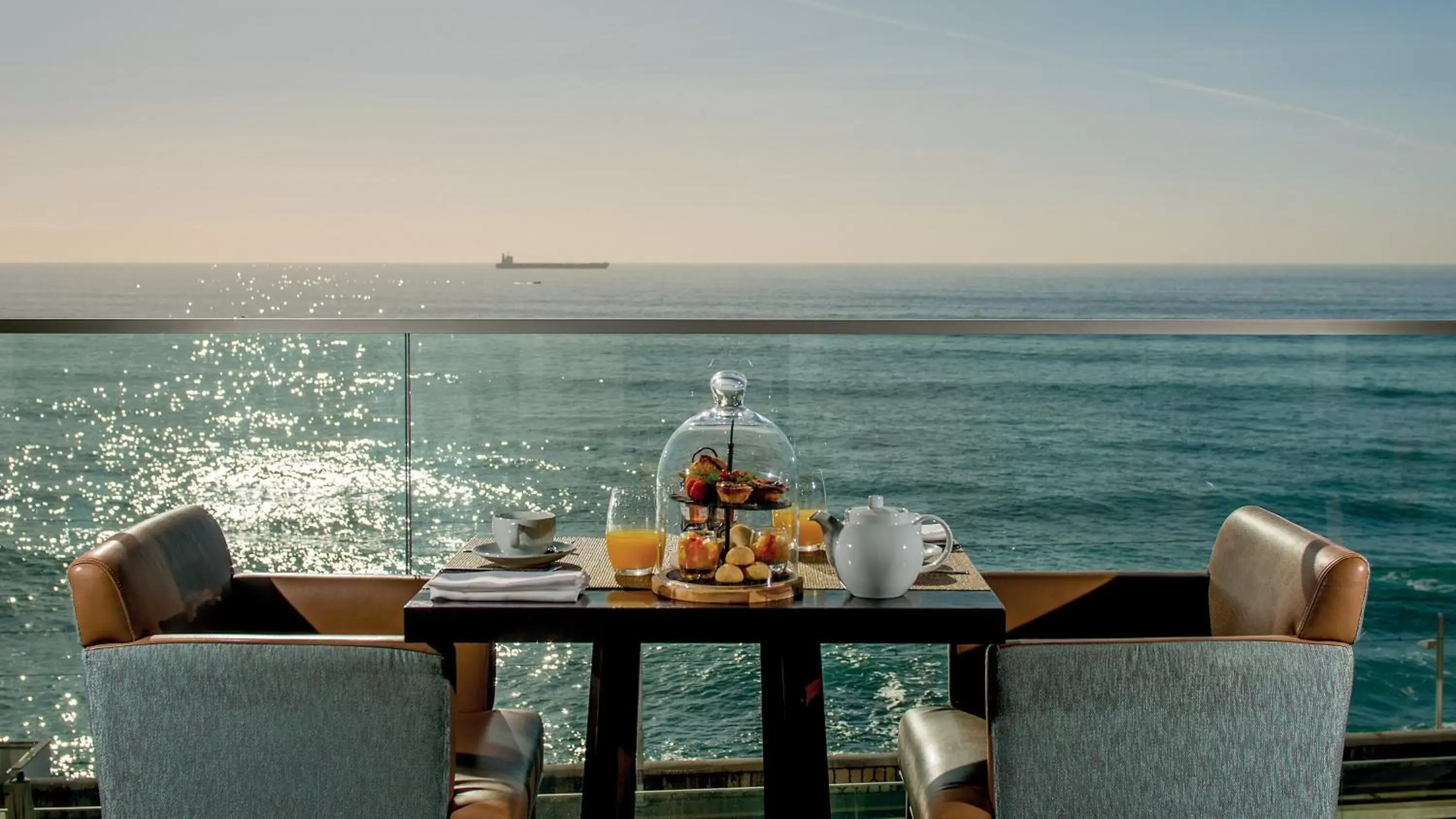 Lounge or bar in InterContinental Cascais-Estoril, an IHG Hotel