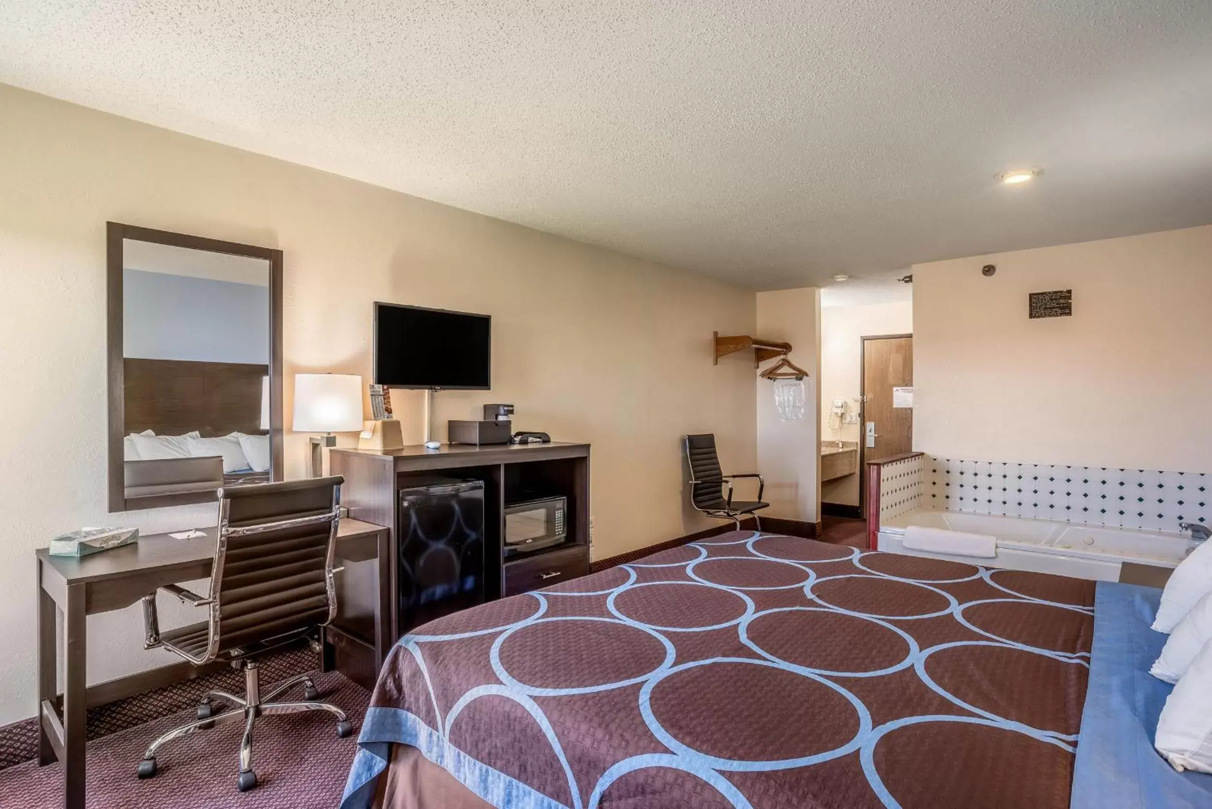 Bedroom, TV/Entertainment Center in Americas Best Value Inn-Galesburg