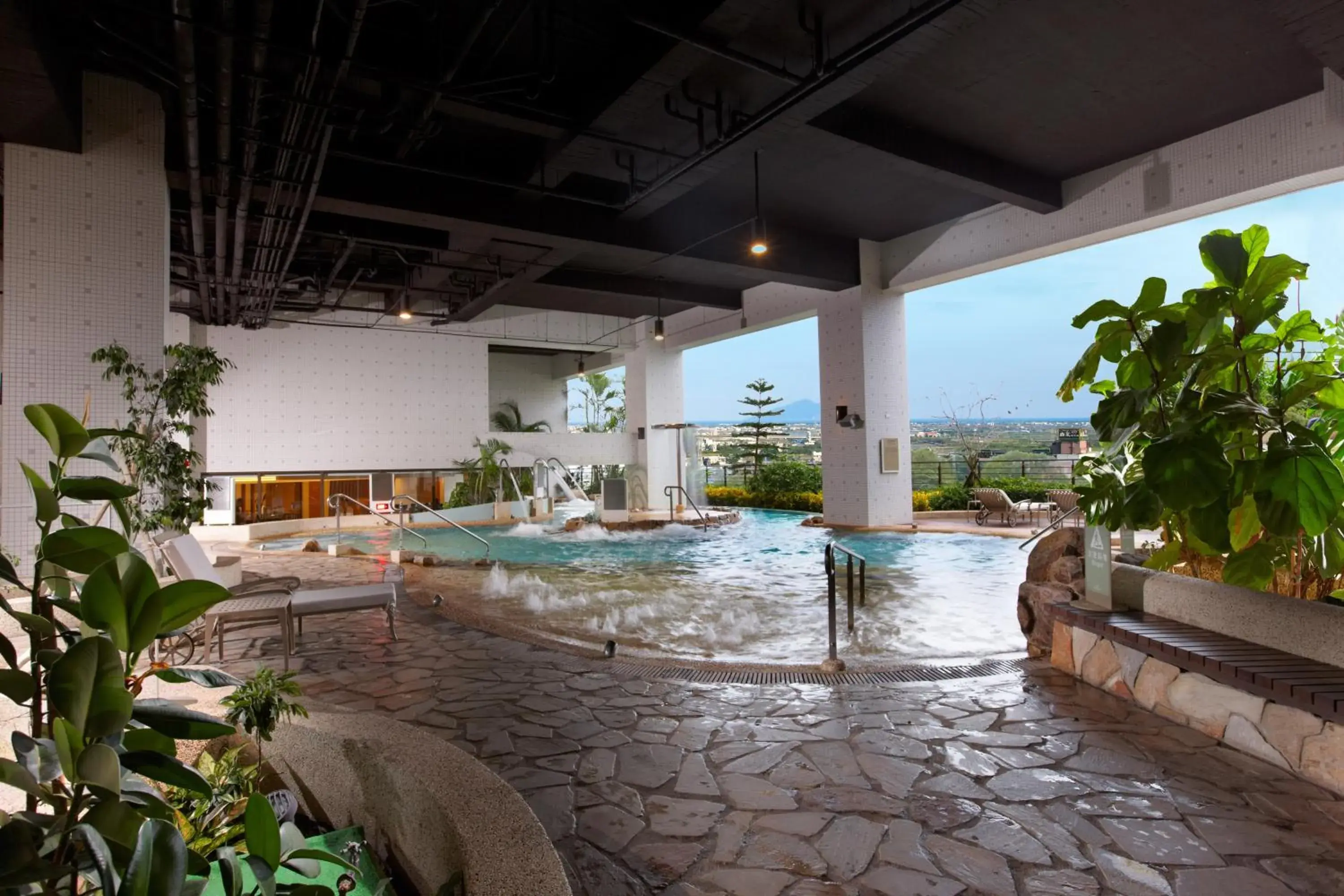 Spa and wellness centre/facilities, Swimming Pool in Evergreen Resort Hotel Jiaosi