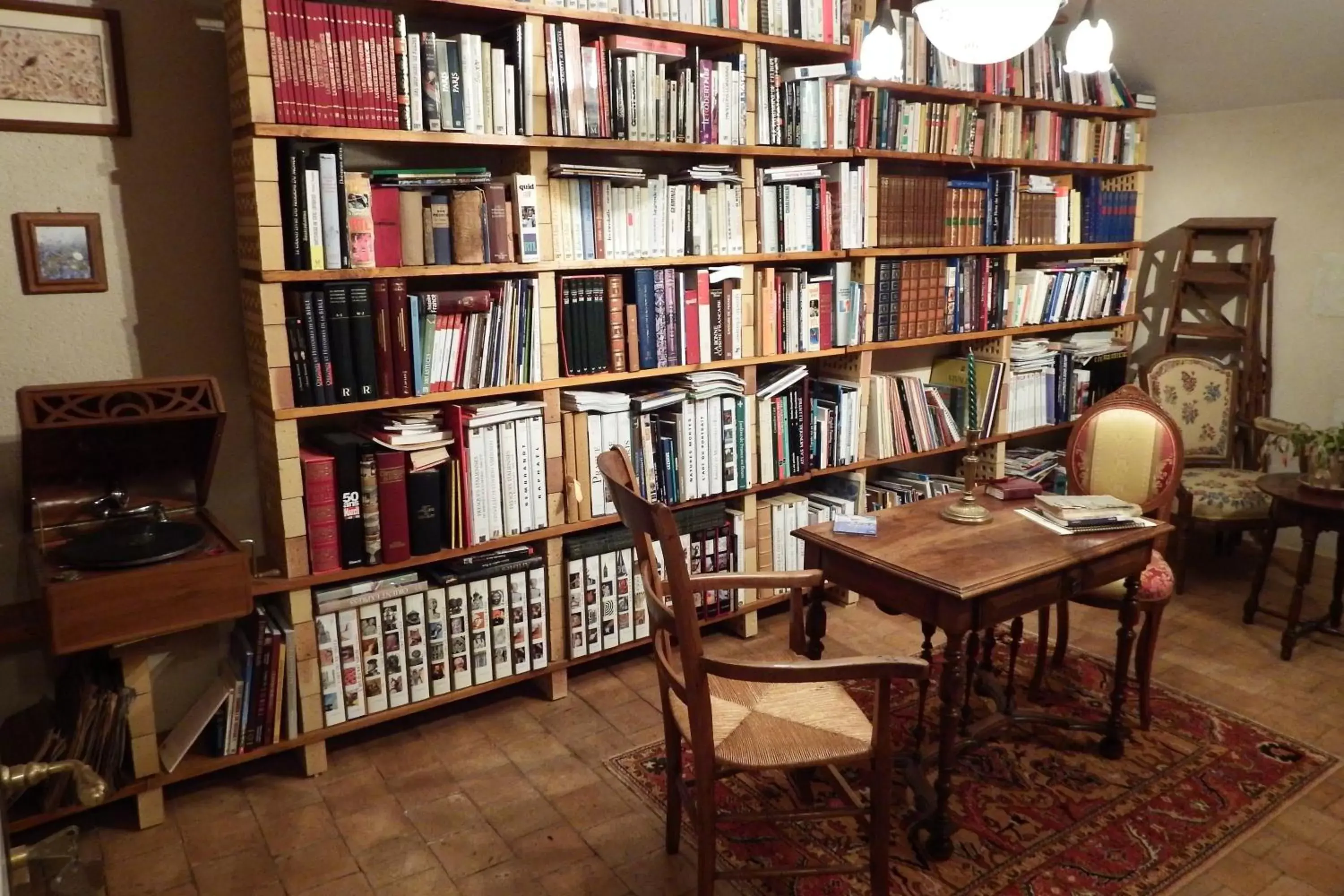 Library in Chez Florence et Sylvain de Loudun