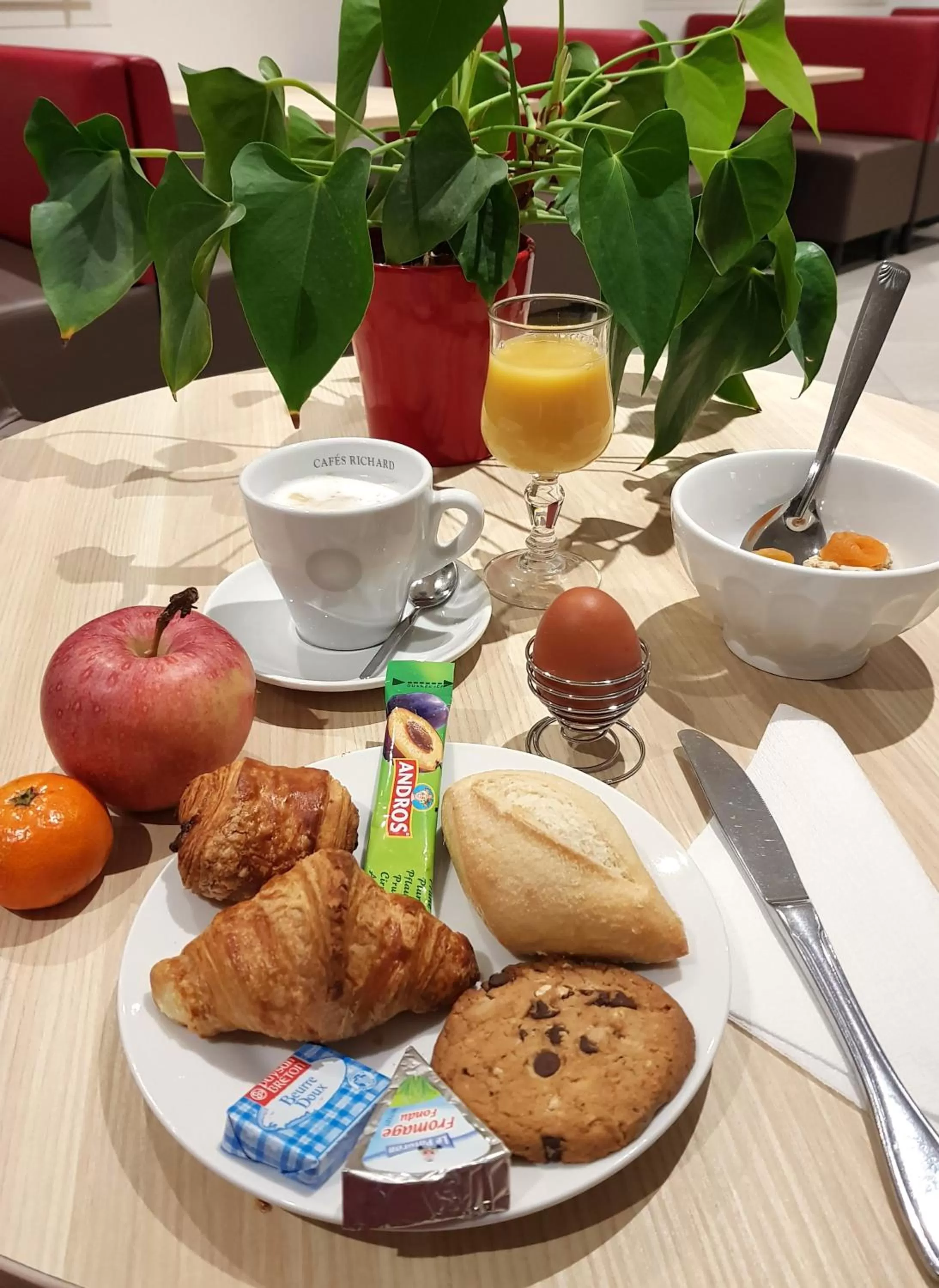 Continental breakfast in The Originals City, Hôtel Les Bastides du Gapeau