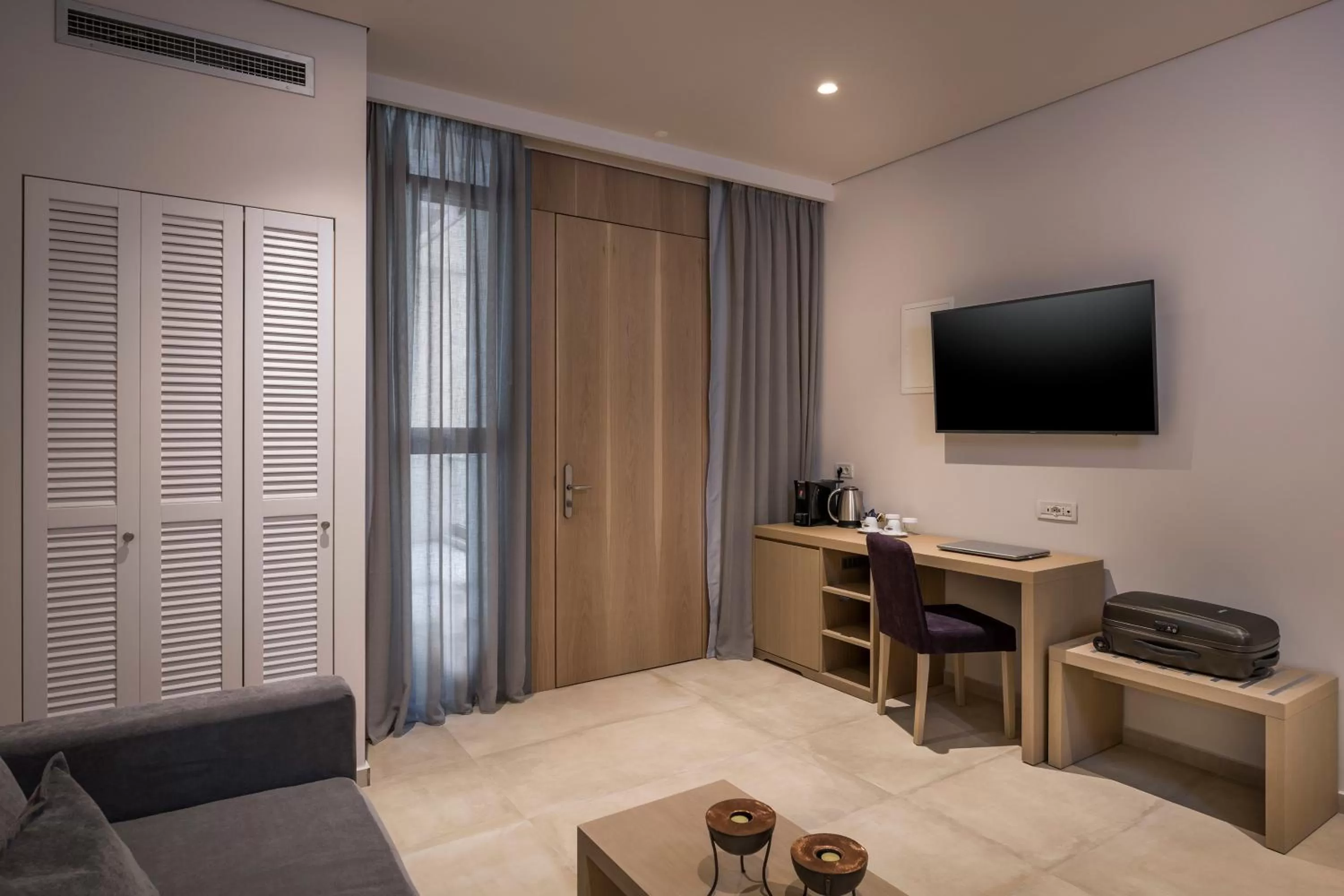 Coffee/tea facilities, Bed in Trianon Luxury Apartments & Suites