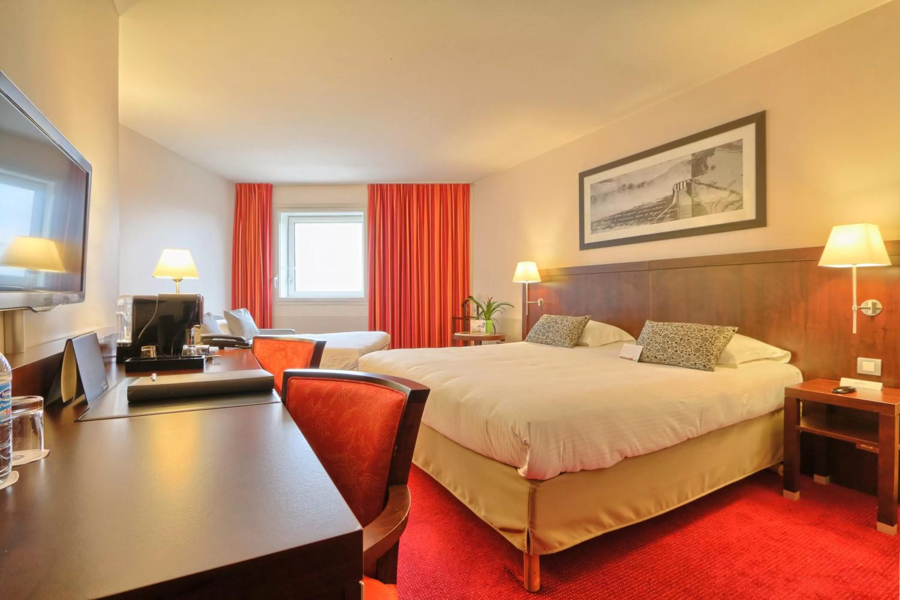 Photo of the whole room, Bed in Golden Tulip CDG Airport Roissy