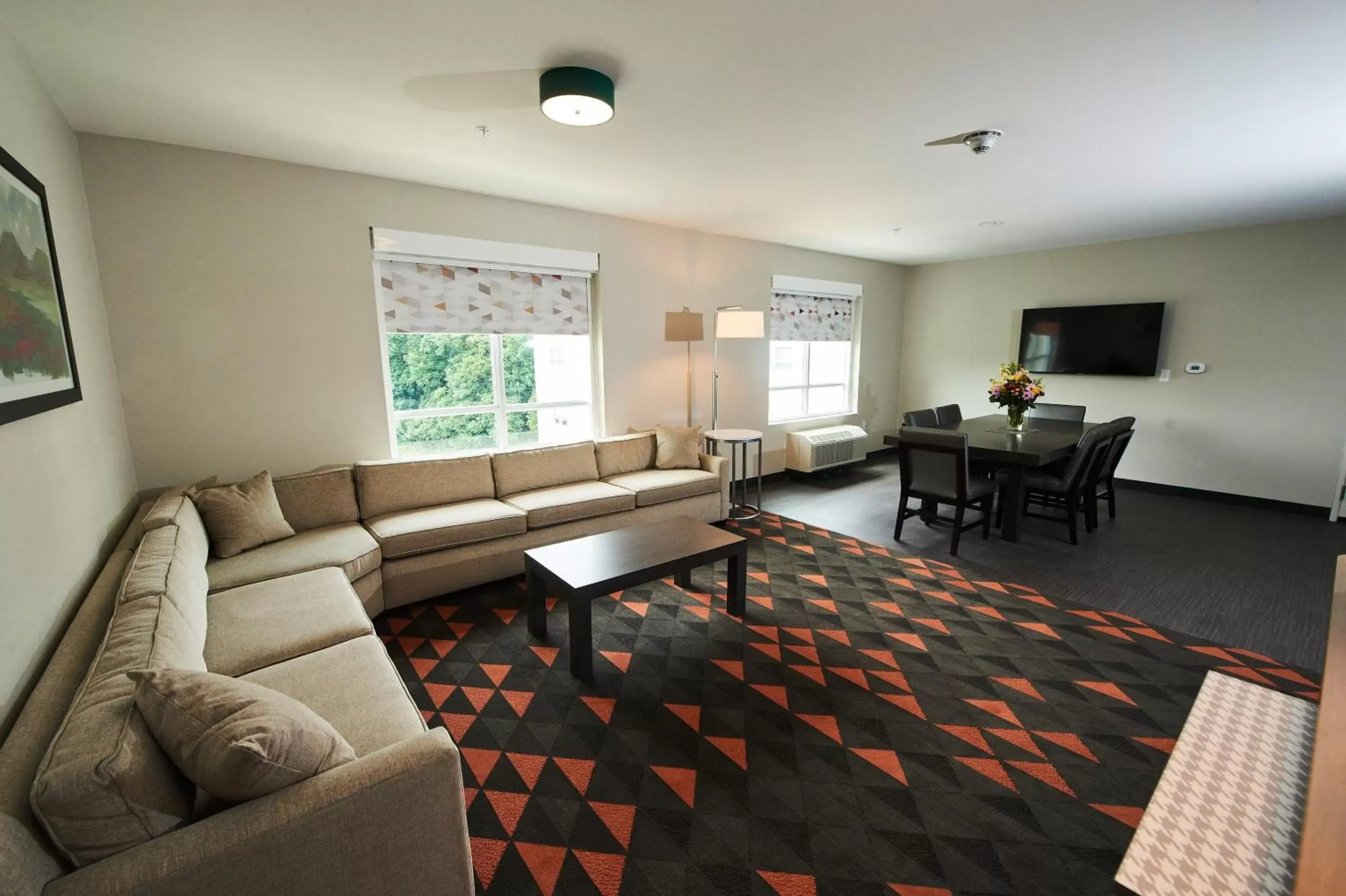 Photo of the whole room, Seating Area in Holiday Inn & Suites Philadelphia W - Drexel Hill, an IHG Hotel