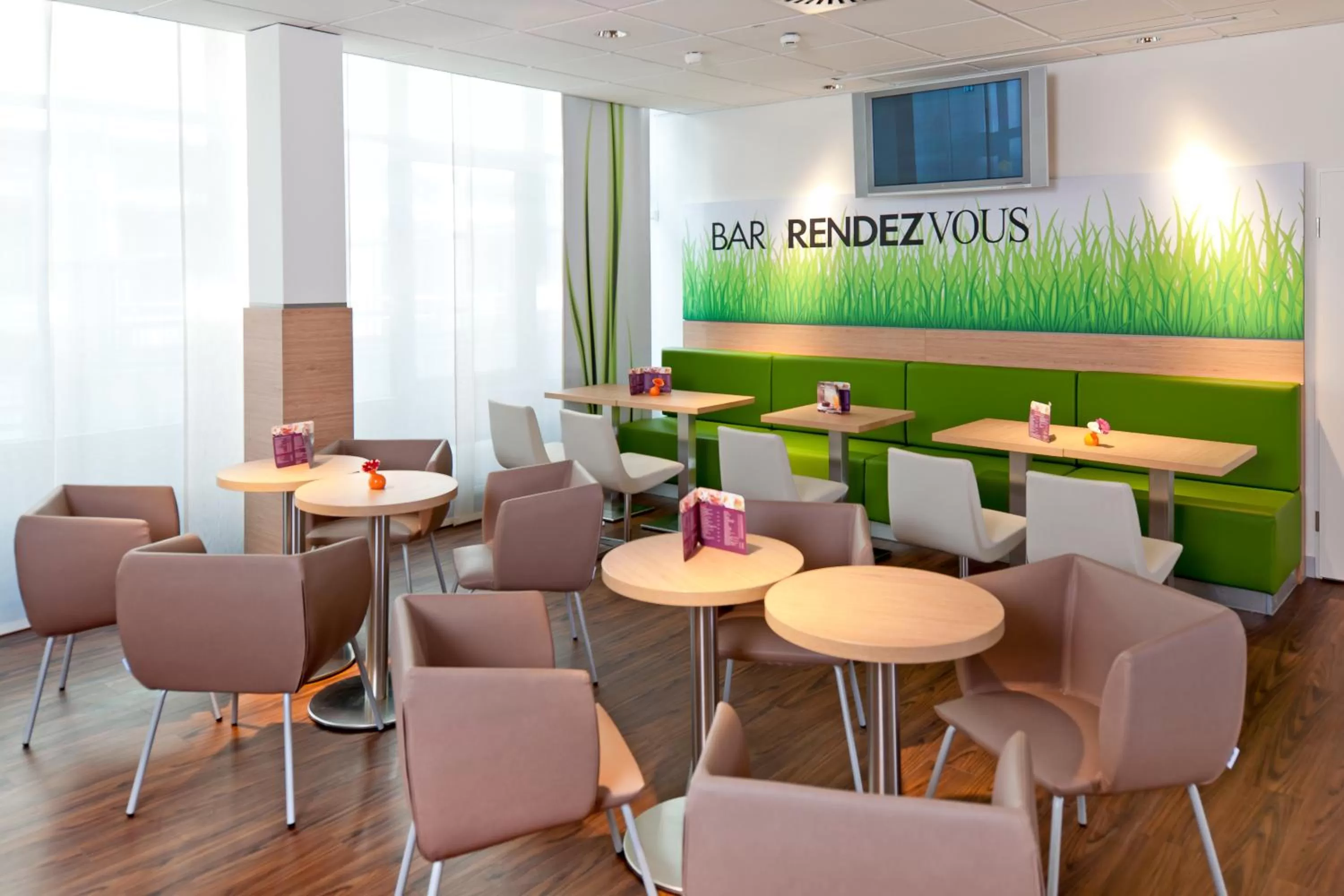 Lounge or bar in ibis Augsburg Hauptbahnhof