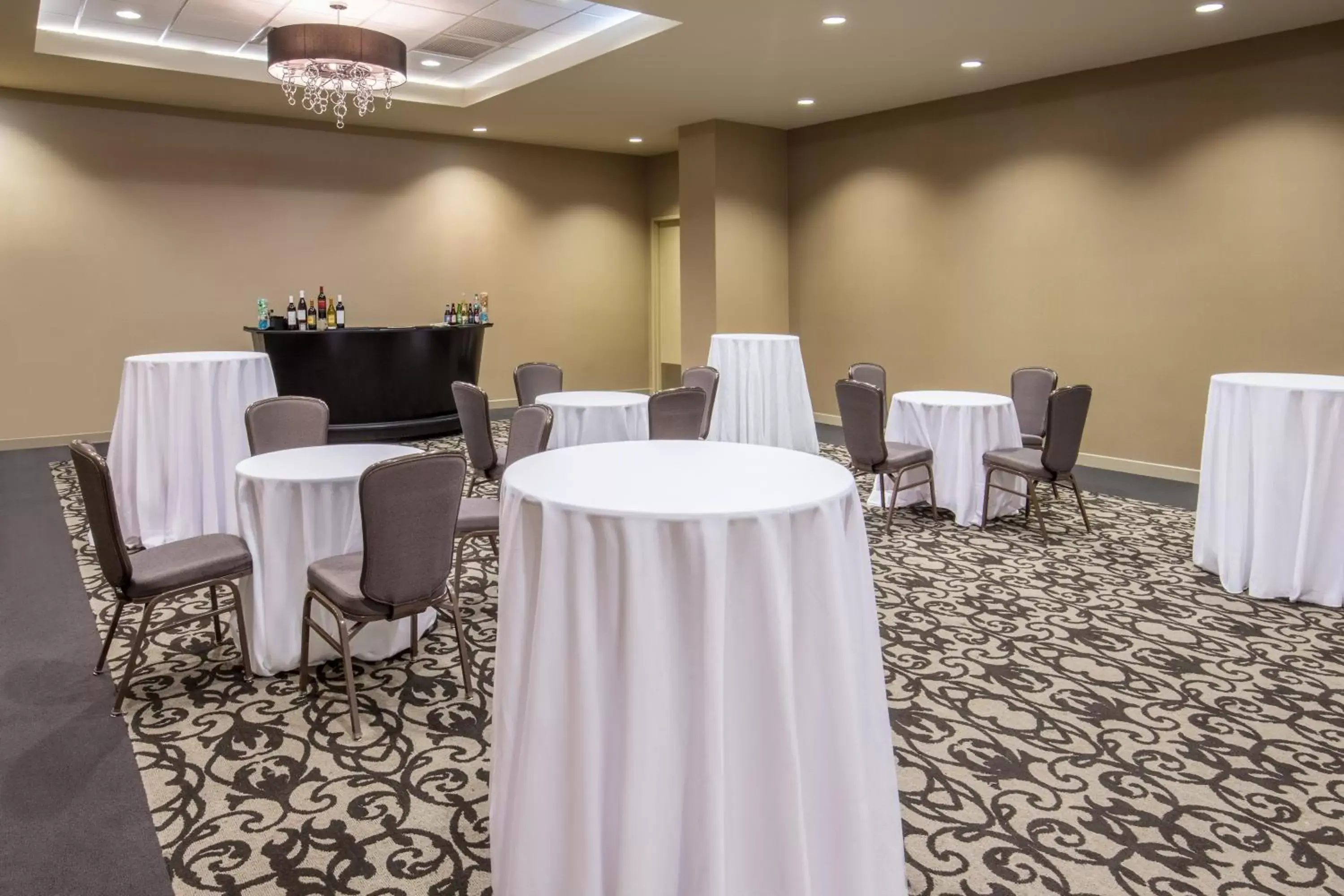 Restaurant/places to eat, Banquet Facilities in Crowne Plaza Phoenix Airport - PHX, an IHG Hotel