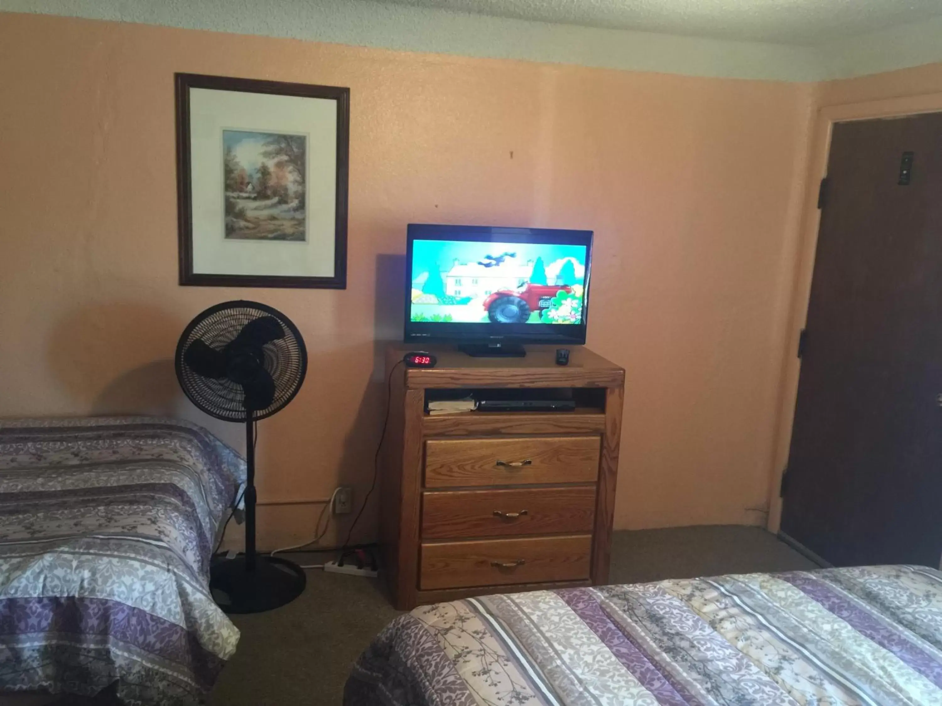 TV and multimedia, Seating Area in Budget Inn Motel Chemult