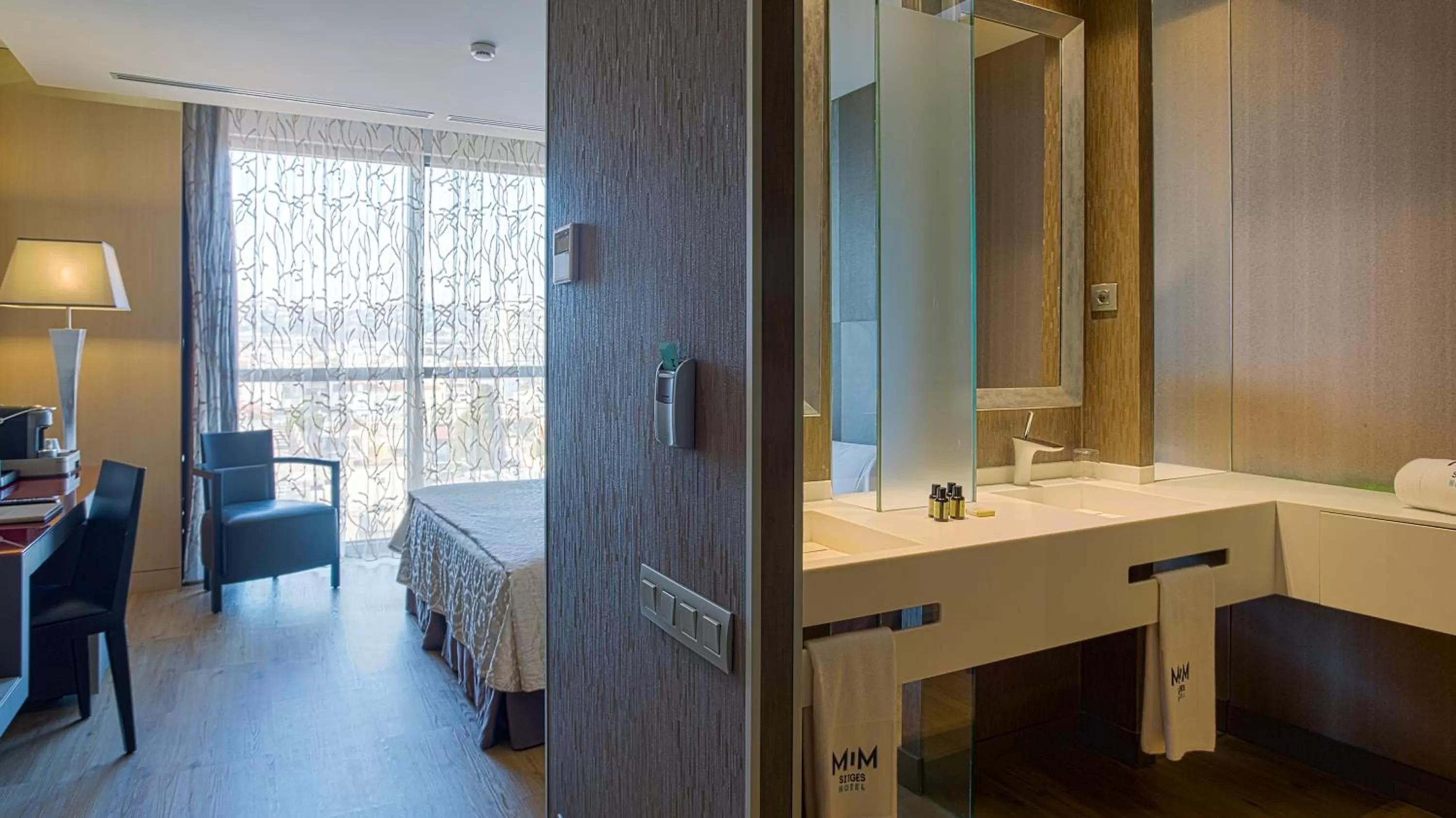 Bathroom, Bed in Hotel MiM Sitges & Spa