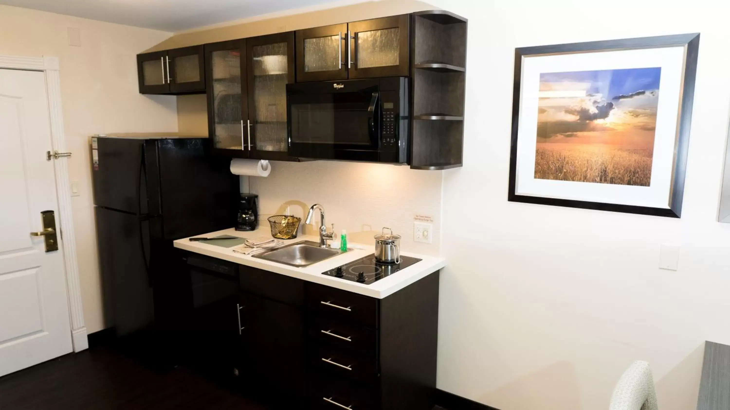 Photo of the whole room, Kitchen/Kitchenette in Candlewood Suites Saint Joseph - Benton Harbor, an IHG Hotel