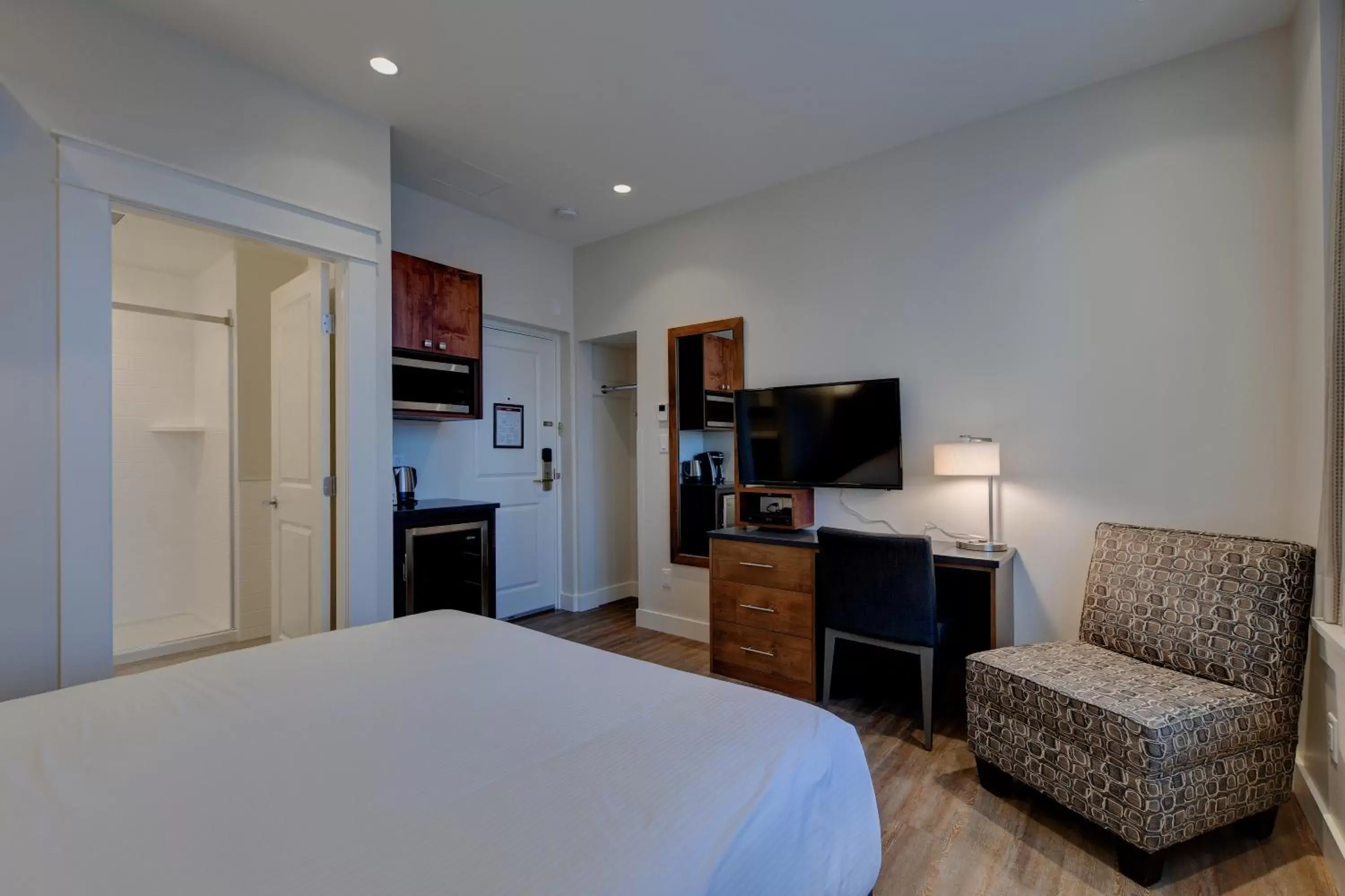 Bedroom, TV/Entertainment Center in Strathcona Hotel