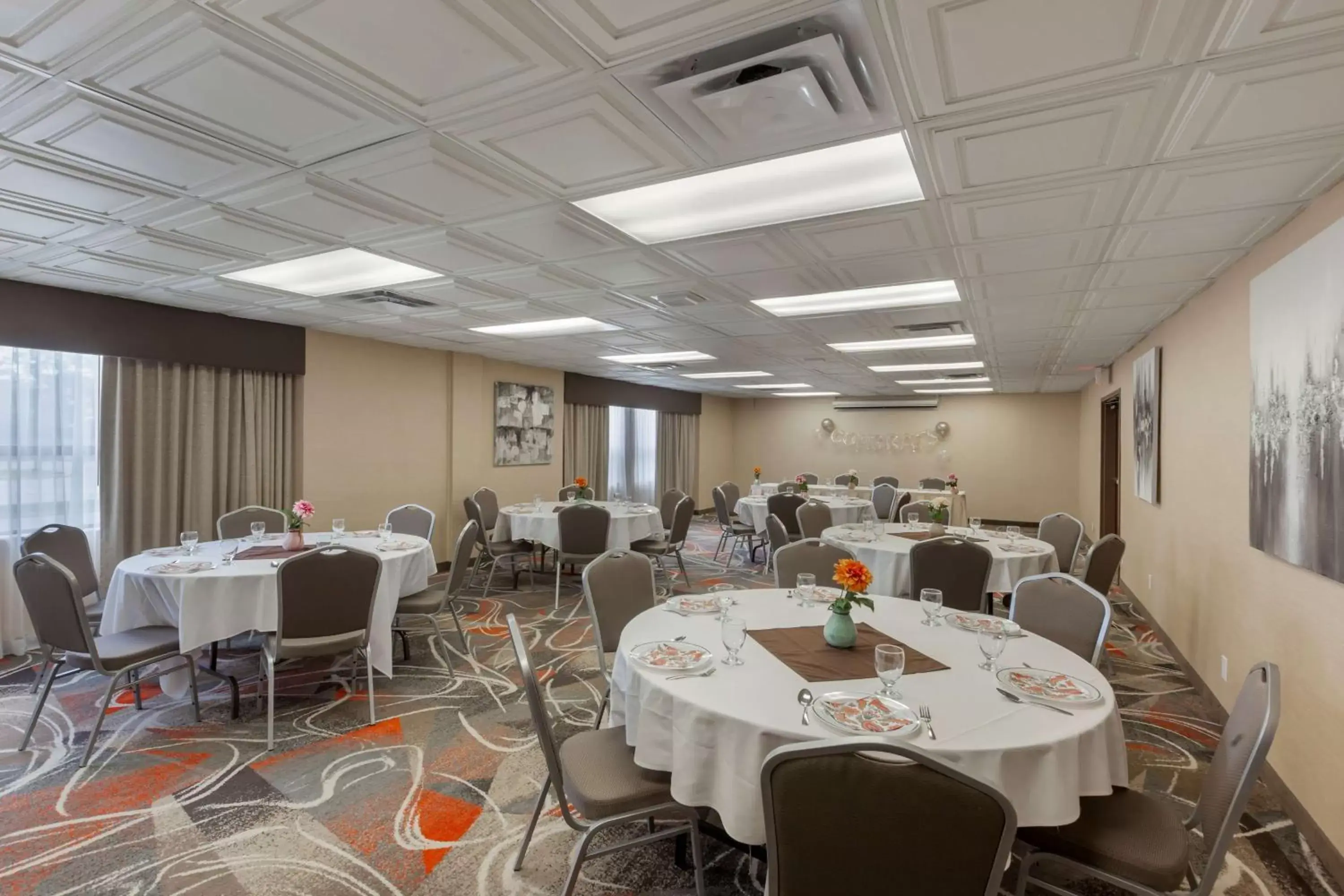 Meeting/conference room, Restaurant/Places to Eat in Best Western Plus Rose City Suites